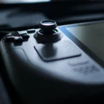 Steam Deck OLED trong hộp đựng với joystick trái đang được lấy nét