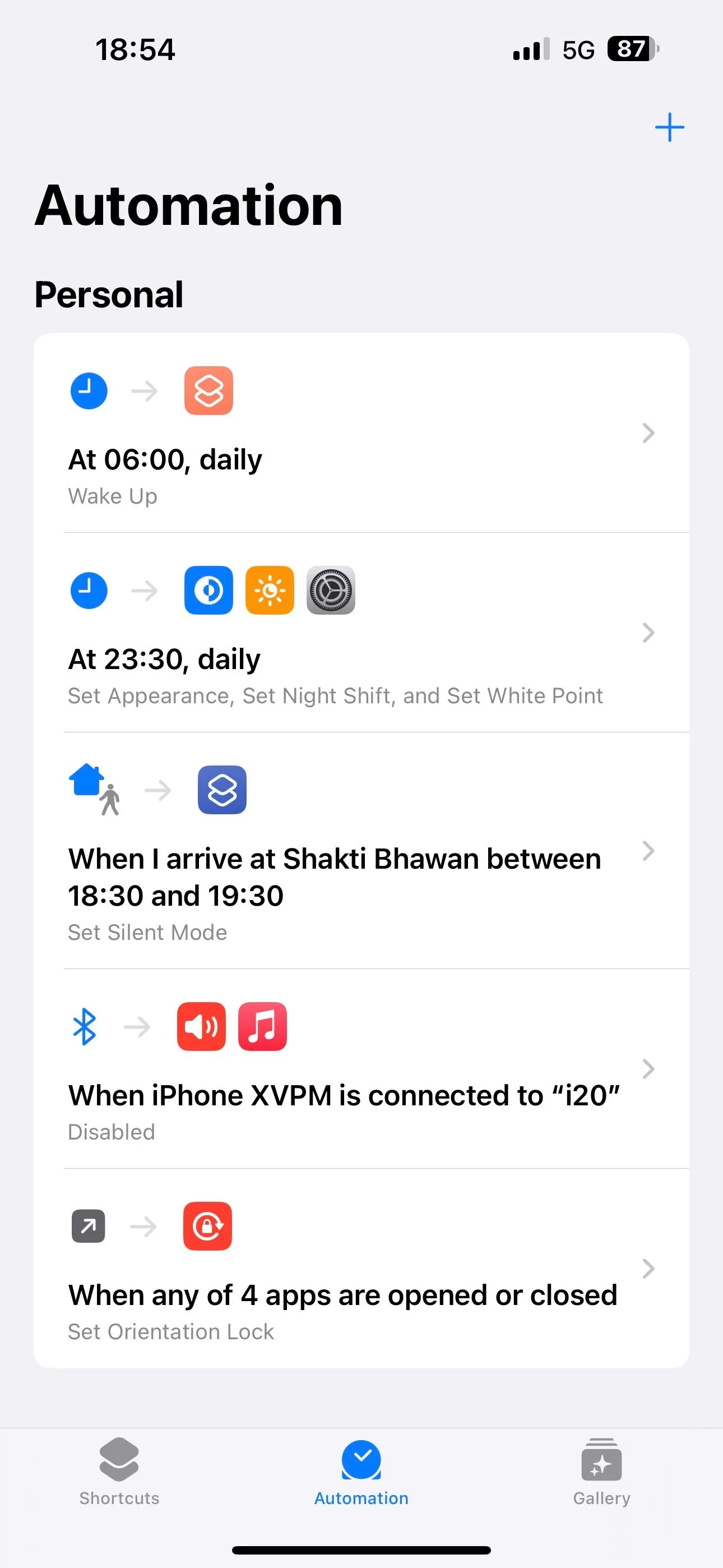 Tab Tự động hóa trong ứng dụng Phím tắt iOS, hiển thị danh sách các tự động hóa đã tạo.