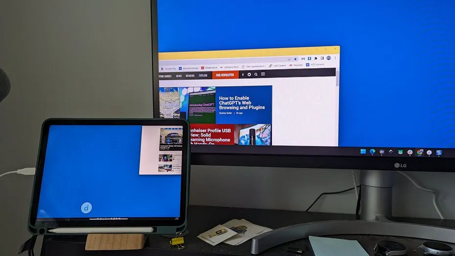 Tablet hoạt động như màn hình phụ thông qua Duet Display, mở rộng không gian làm việc cho máy tính.