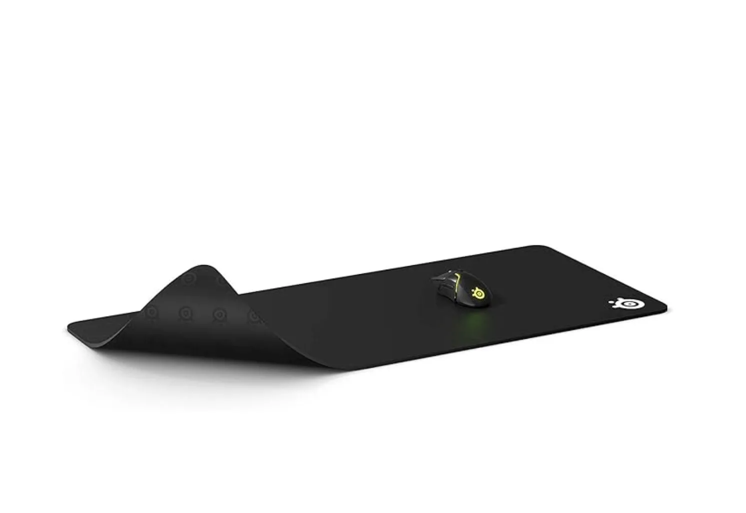 Tấm lót chuột SteelSeries QcK XXL dưới bàn phím và chuột