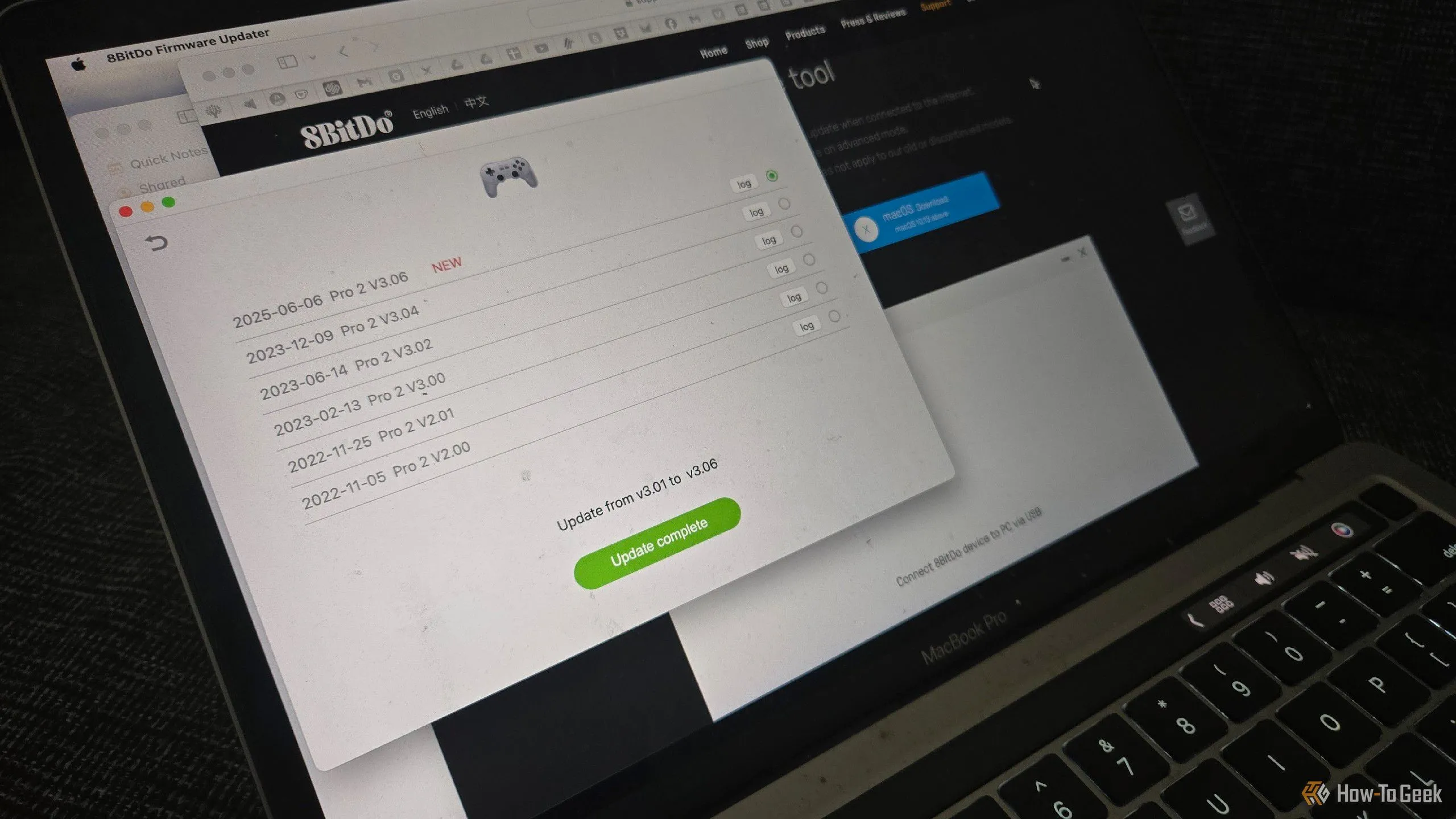 Tay cầm chơi game 8BitDo Pro 2 đang được cập nhật firmware thông qua kết nối với máy tính MacBook, minh họa cần PC để cập nhật thiết bị