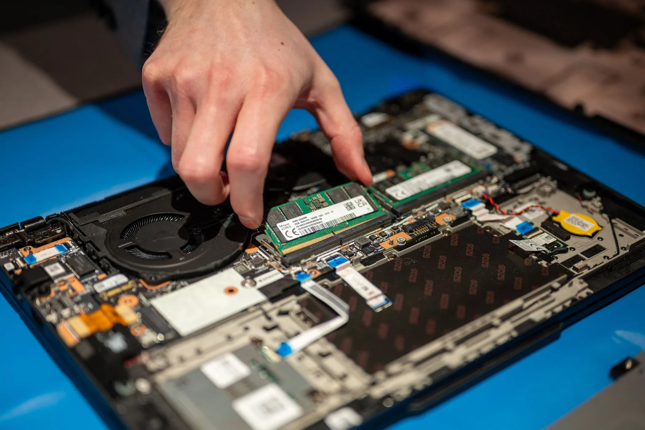 Thanh RAM được tháo rời từ laptop Lenovo, minh họa quá trình nâng cấp bộ nhớ cho laptop văn phòng để cải thiện hiệu năng chơi game.