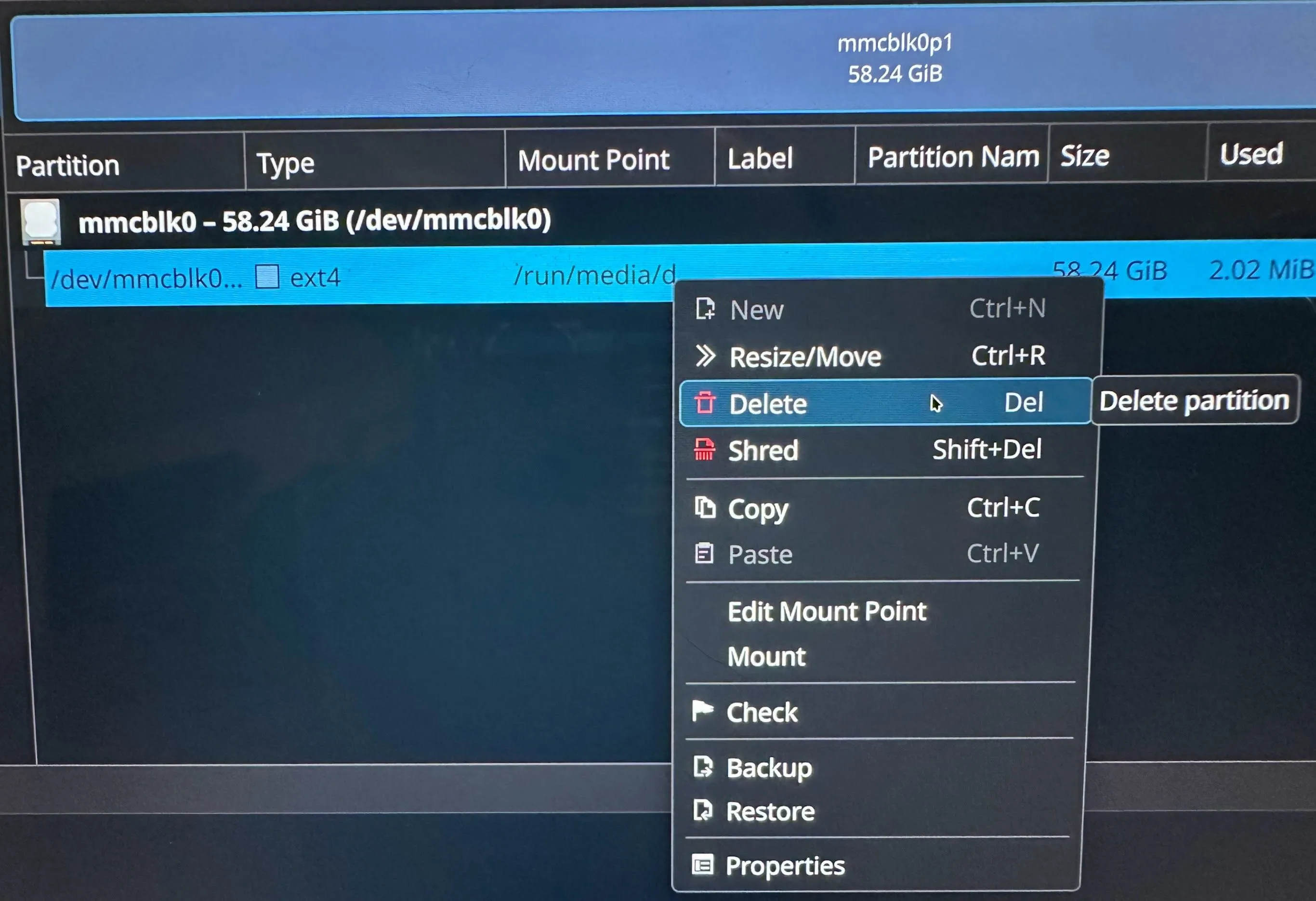 Thao tác &quot;Delete&quot; phân vùng trên KDE Partition Manager, xóa bỏ cấu trúc dữ liệu cũ trên thẻ nhớ để tạo phân vùng mới.