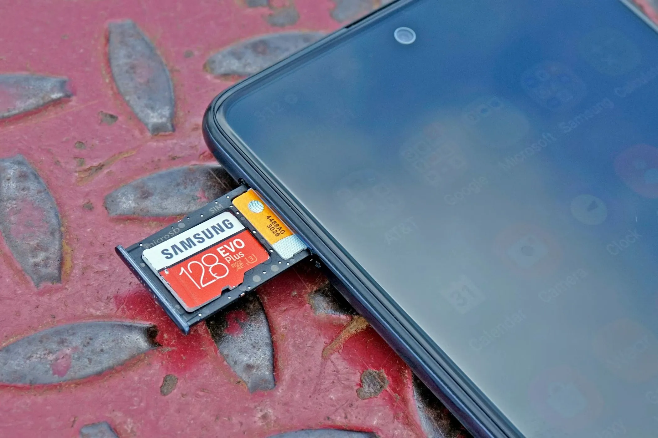 Thẻ nhớ microSD được gắn trong điện thoại, biểu tượng cho khả năng lưu trữ di động nhưng đôi khi gặp vấn đề về tốc độ.