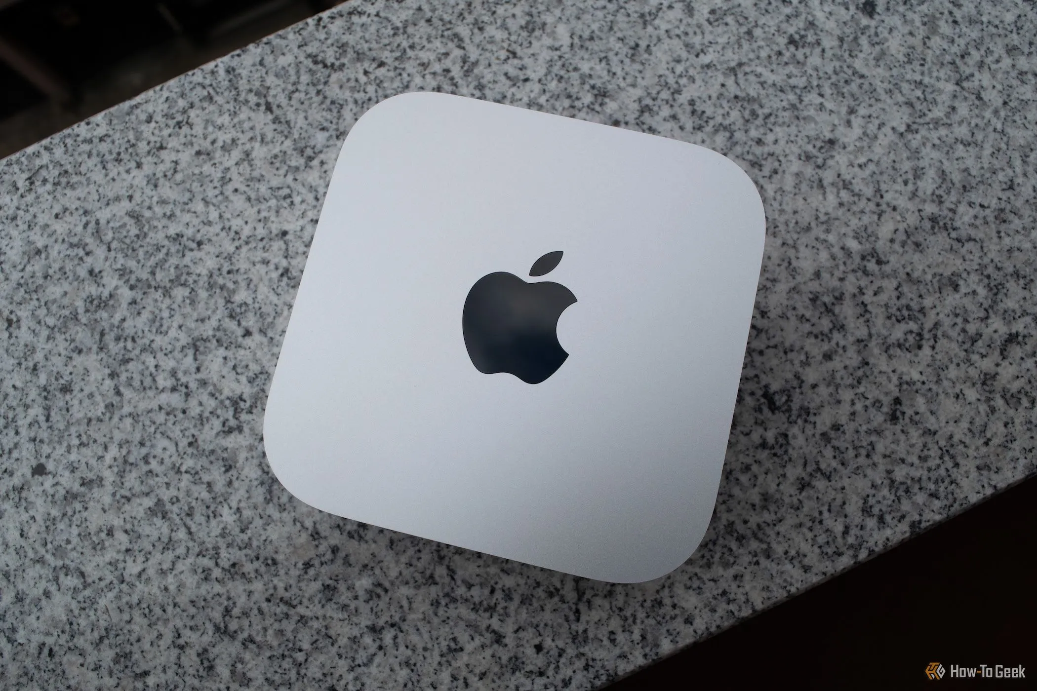 Thiết kế thanh lịch của Apple Mac Mini M4 đặt trên mặt đá granite, dễ dàng hòa hợp với mọi không gian