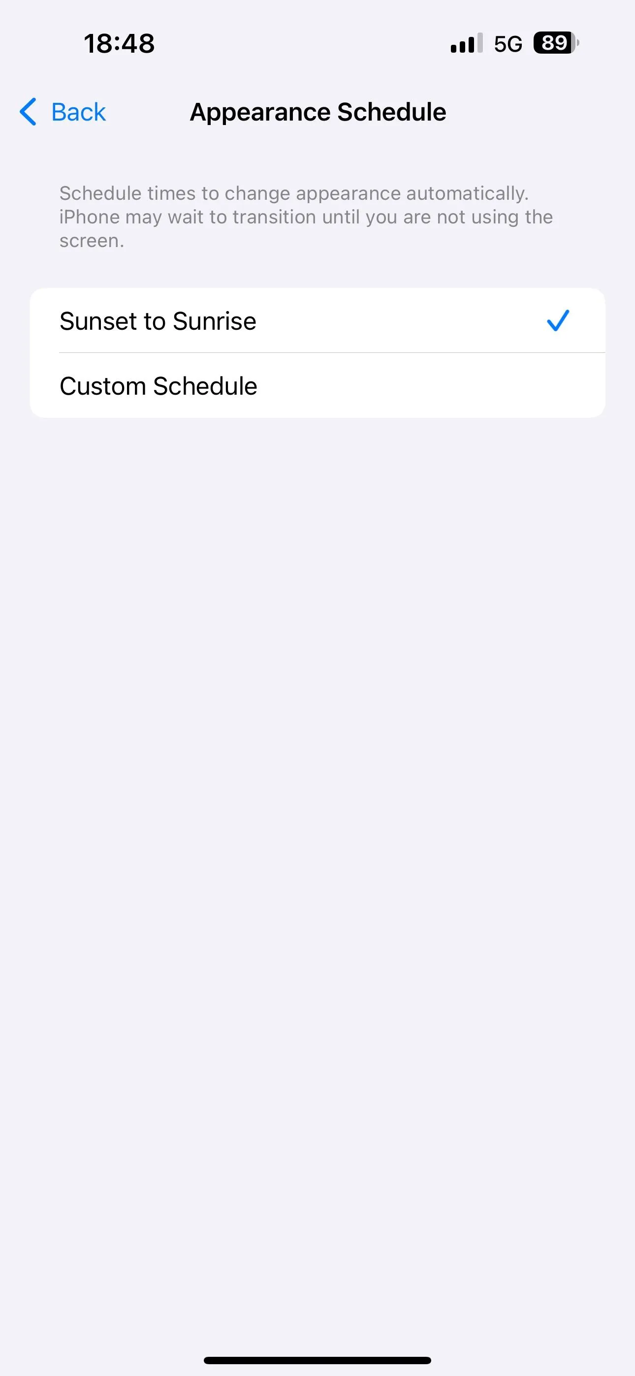 Thiết lập Chế độ Tối tự động chuyển đổi theo Hoàng hôn đến Bình minh trên iPhone.