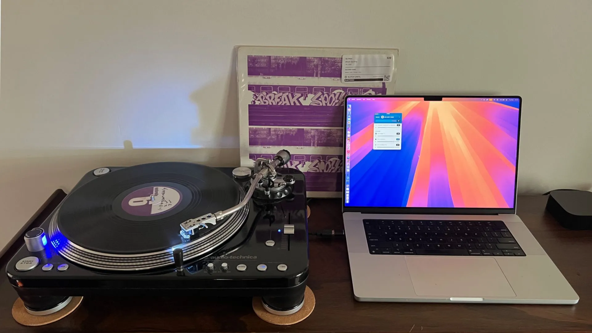 Thiết lập kết nối turntable với MacBook Pro qua ứng dụng Airfoil, cho phép truyền tải âm thanh không dây đến các thiết bị AirPlay.