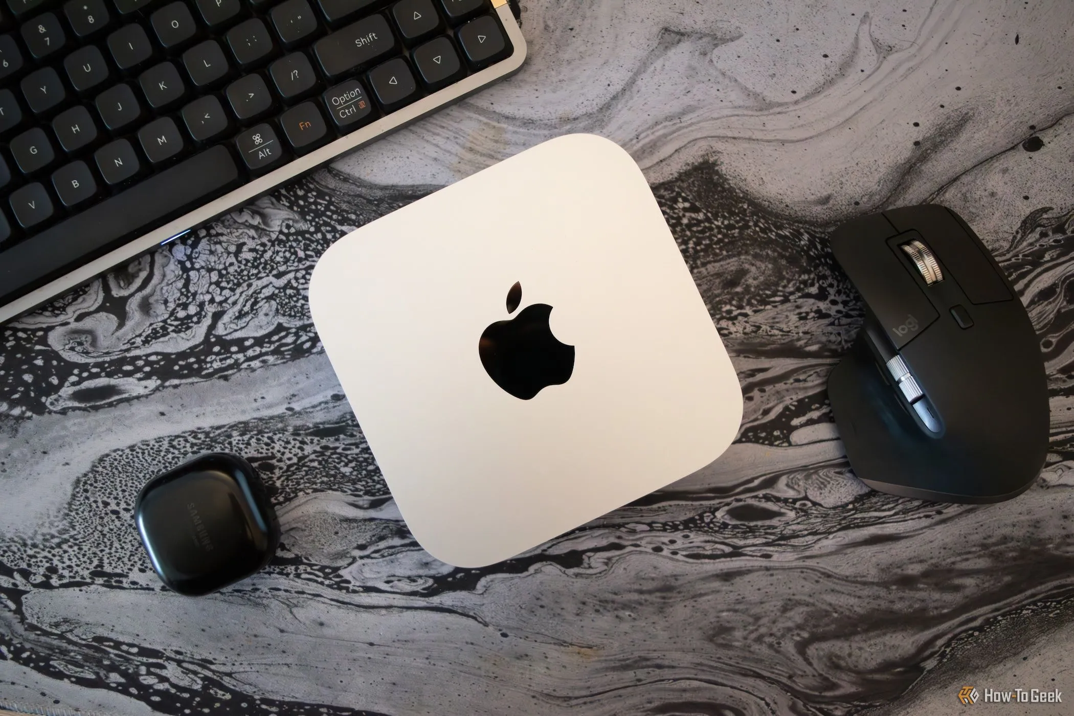 Thiết lập làm việc với Apple Mac Mini M4 đặt trên bàn cùng các thiết bị ngoại vi