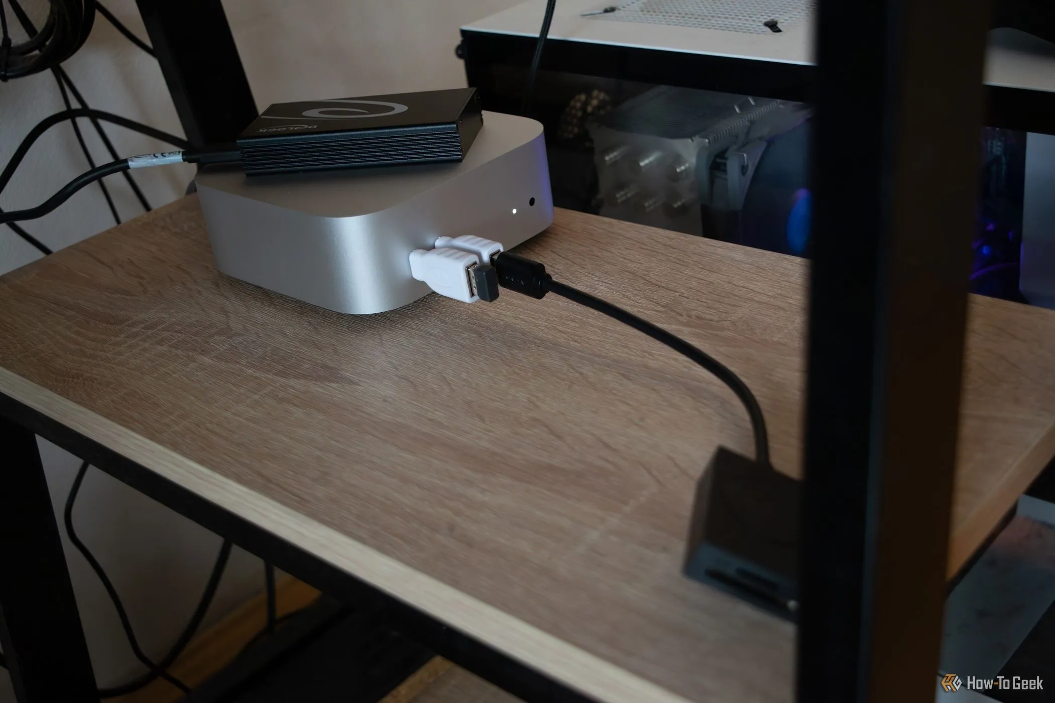 Thiết lập Mac Mini M4 với các adapter USB-C và SSD gắn ngoài, cho thấy sự linh hoạt kết nối