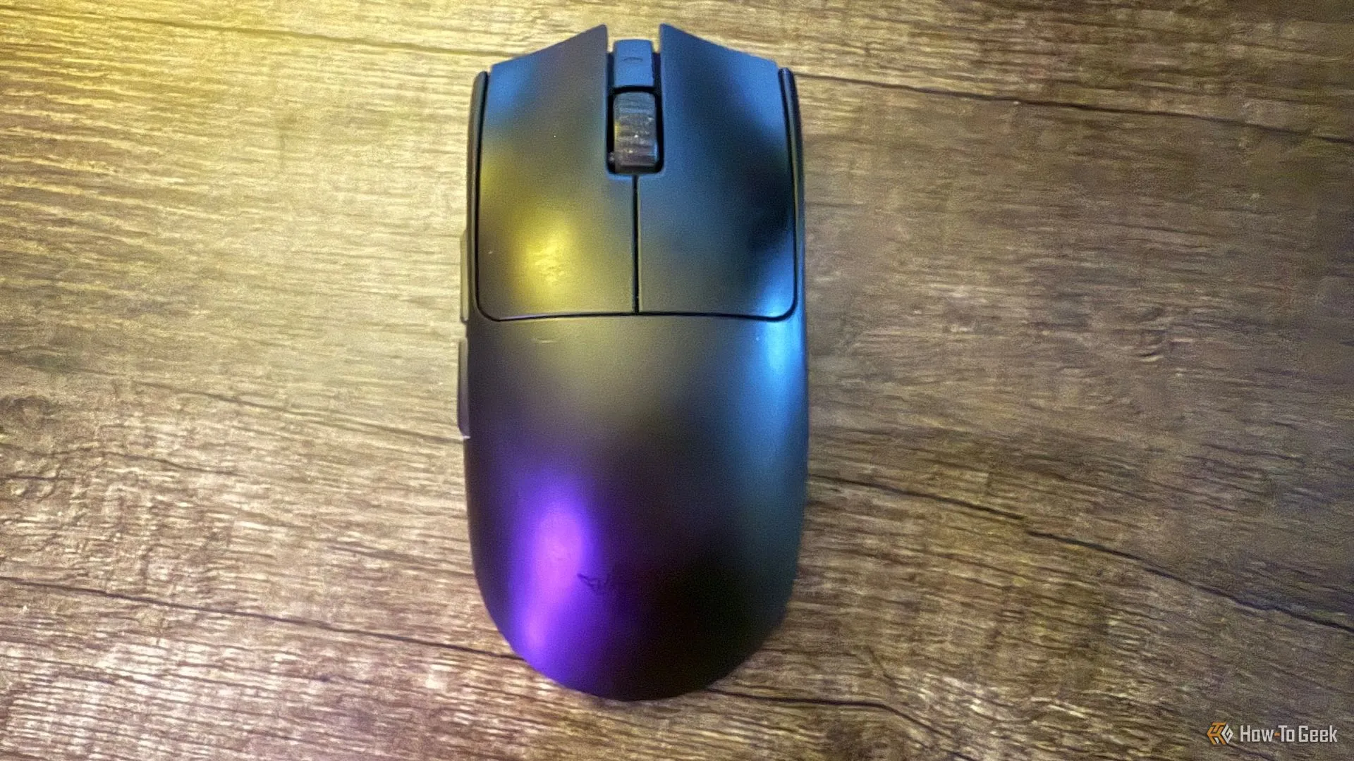 Tổng thể chuột gaming Razer Viper V3 Pro từ trên xuống, nhấn mạnh thiết kế tối giản.