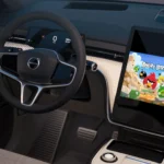 Trải nghiệm Angry Birds 2 trên màn hình Android Auto khi xe đứng yên.
