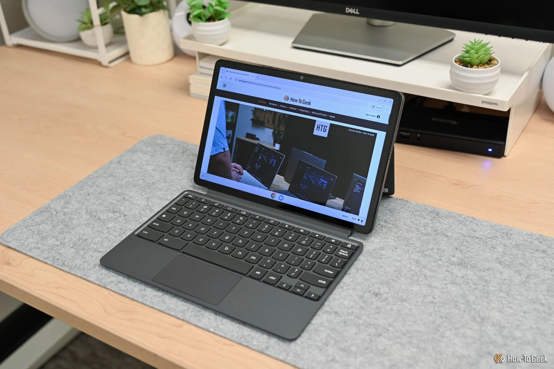 Trang How-To Geek hiển thị trên màn hình Lenovo Chromebook Duet 11 inch