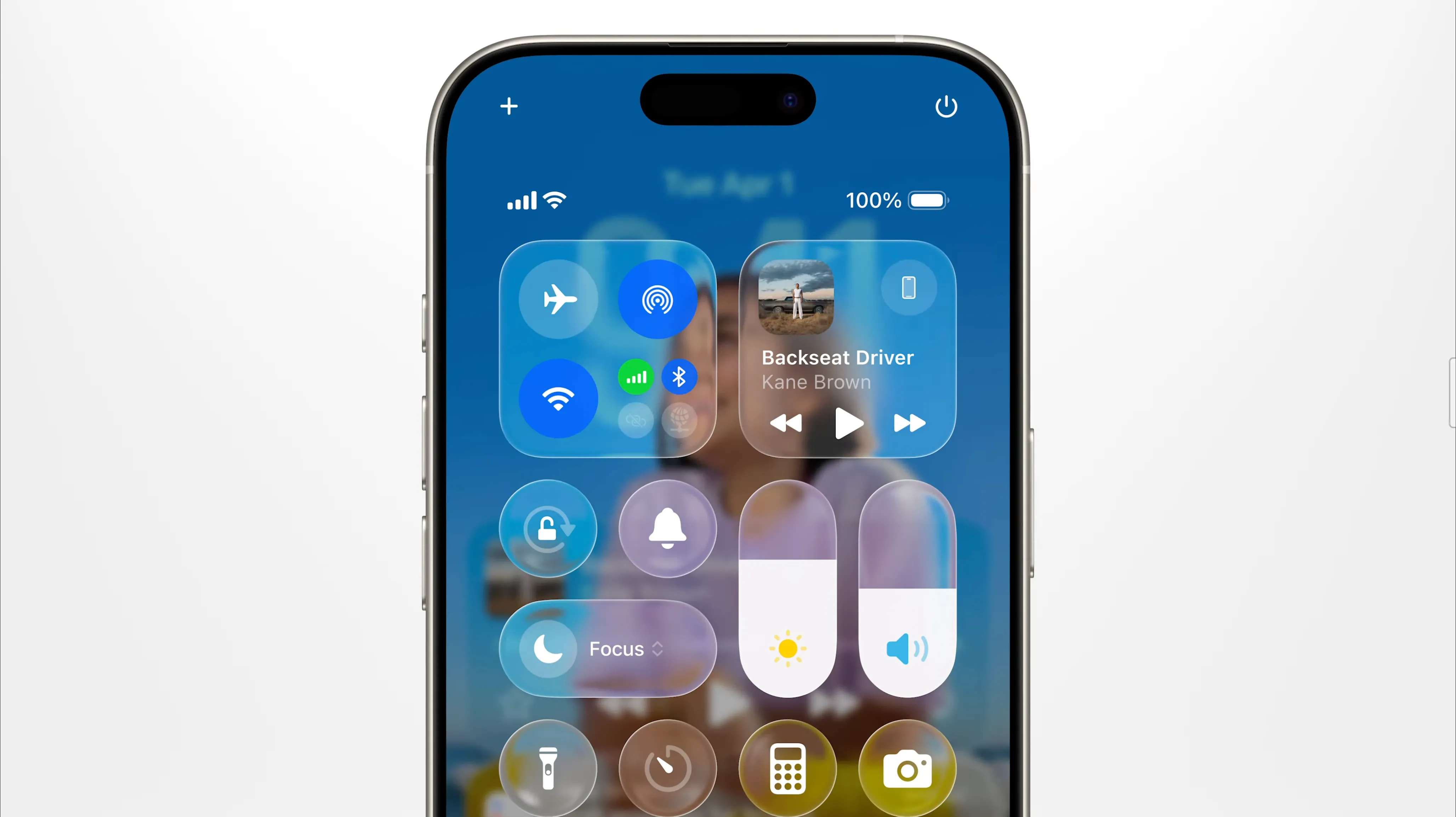 Trung tâm điều khiển iOS 26 hiển thị hiệu ứng Liquid Glass với các biểu tượng và chữ