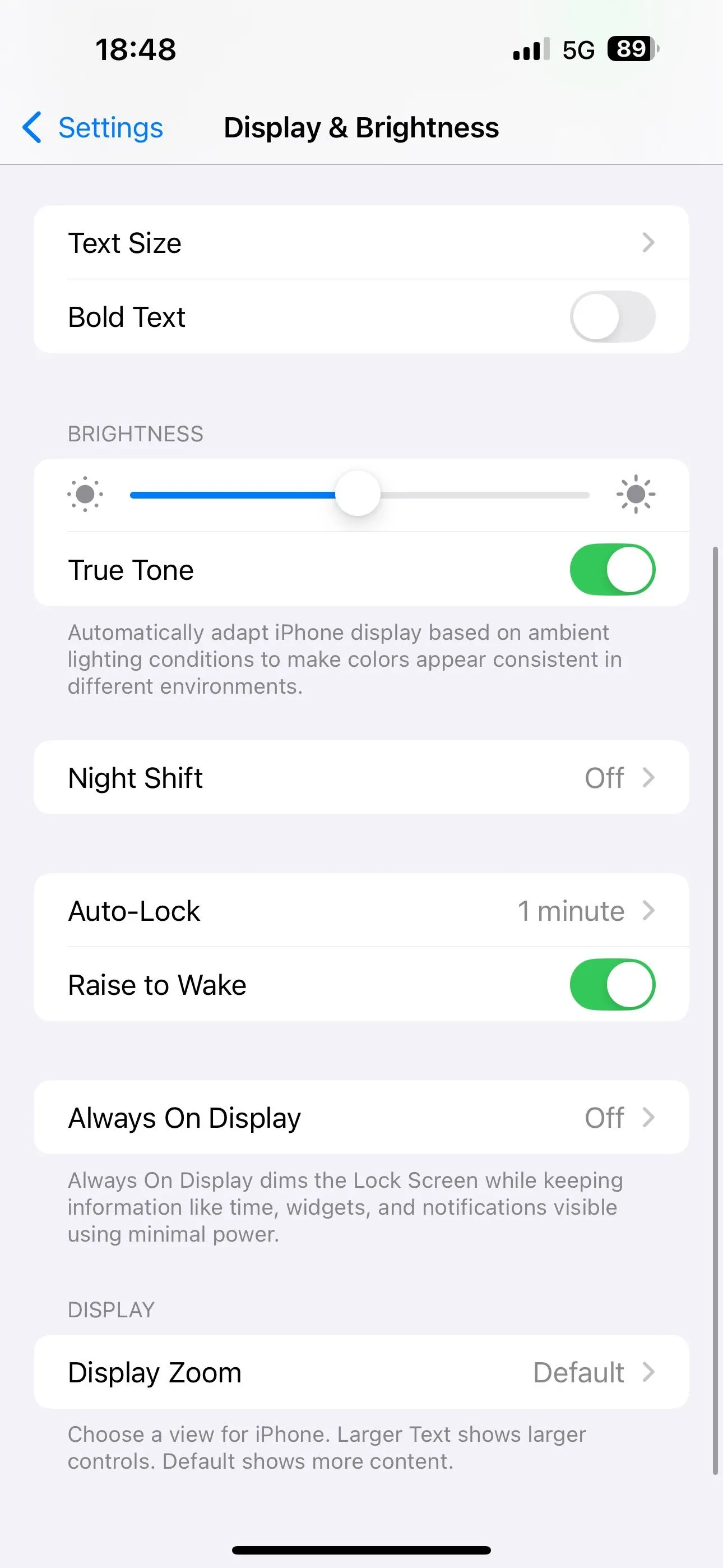Tùy chọn Night Shift trong cài đặt Màn hình &amp; Độ sáng của iPhone.