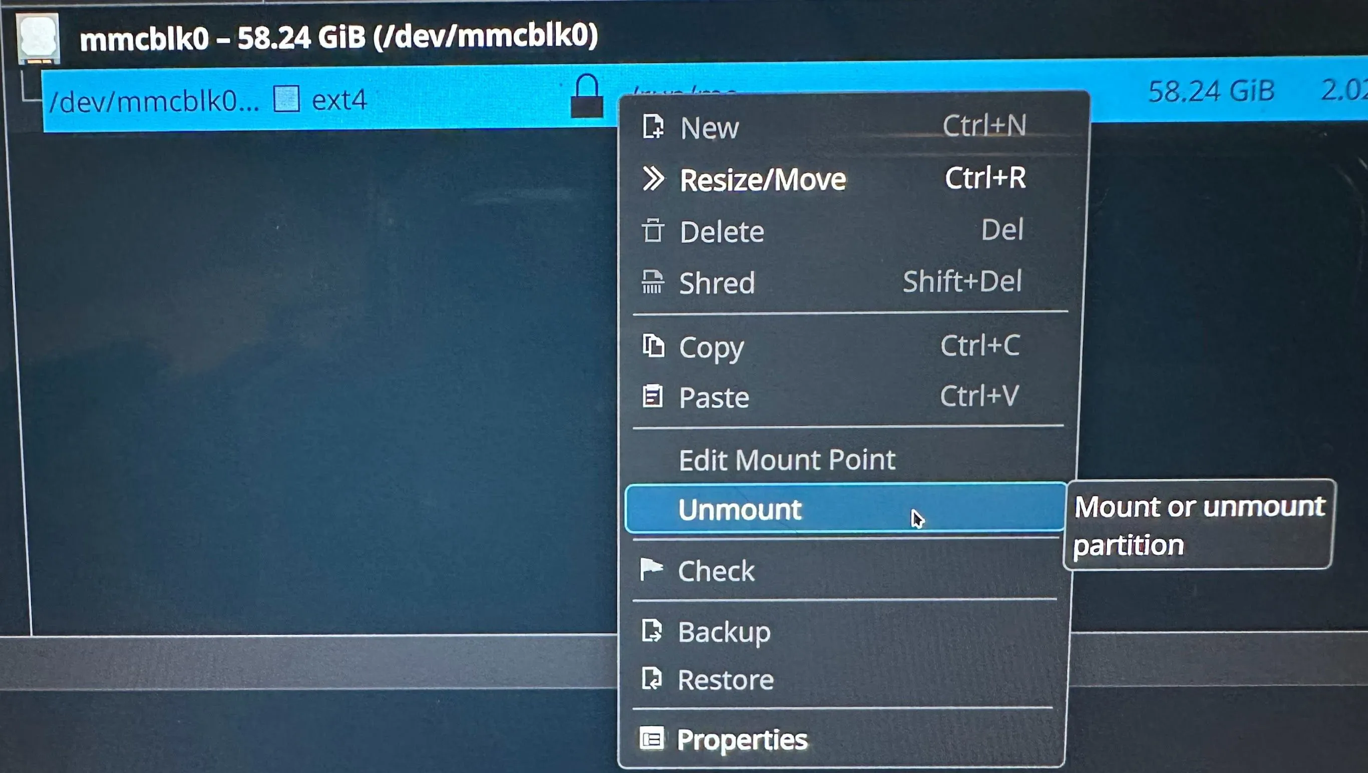 Tùy chọn &quot;Unmount&quot; trong menu ngữ cảnh của KDE Partition Manager, bước đầu tiên để chuẩn bị thẻ SD cho quá trình định dạng.