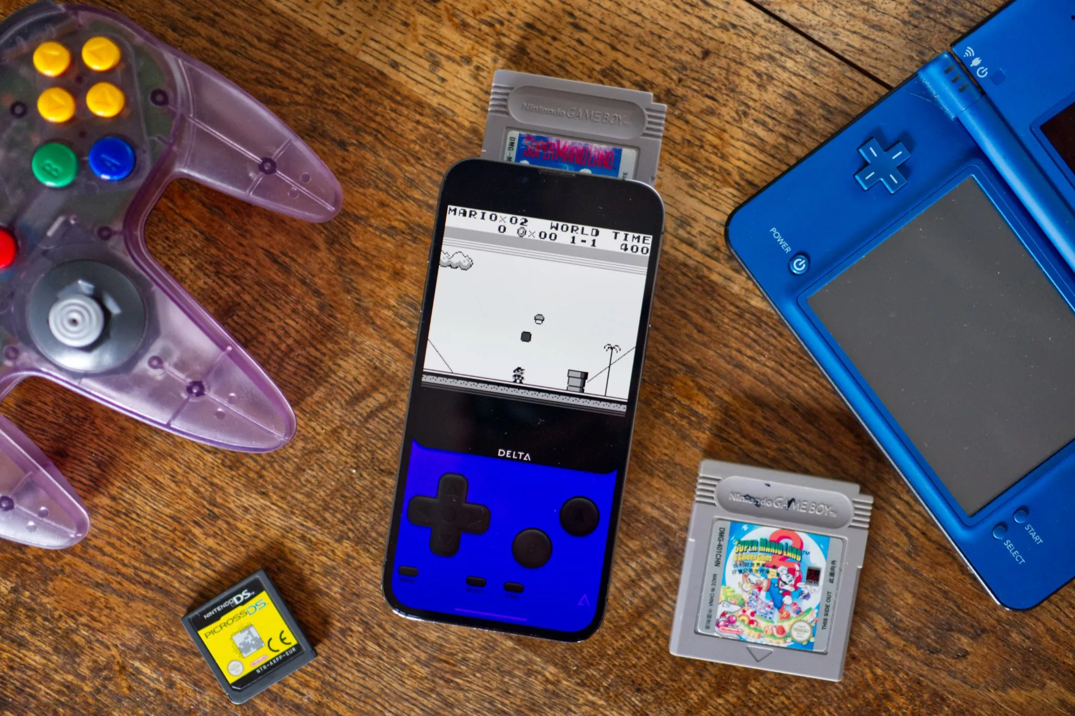 Ứng dụng giả lập Delta trên iPhone cùng tay cầm Nintendo 64 và các băng game cổ điển
