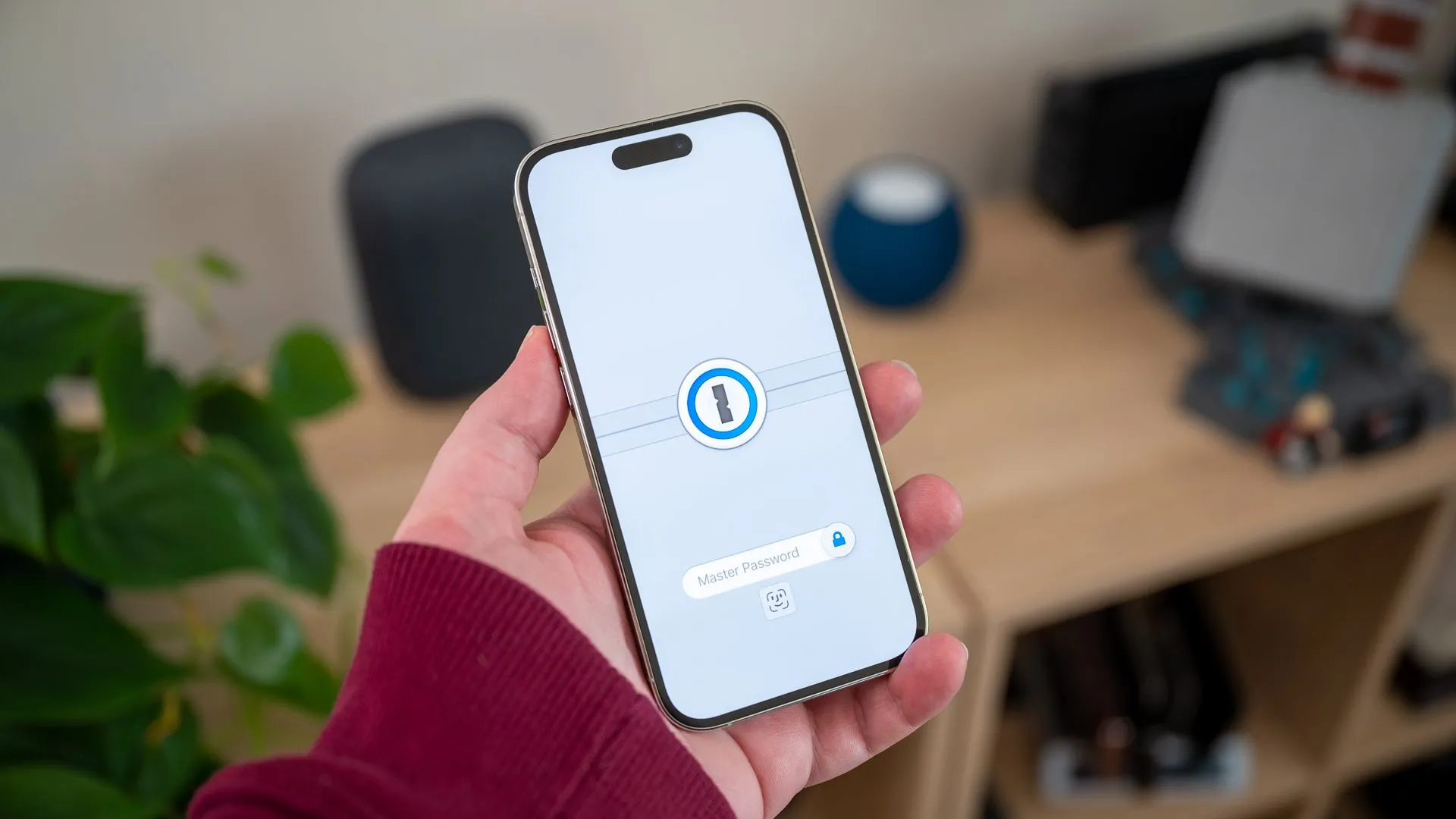 Ứng dụng quản lý mật khẩu 1Password hoạt động trên iPhone 14 Pro, thể hiện giao diện người dùng thân thiện