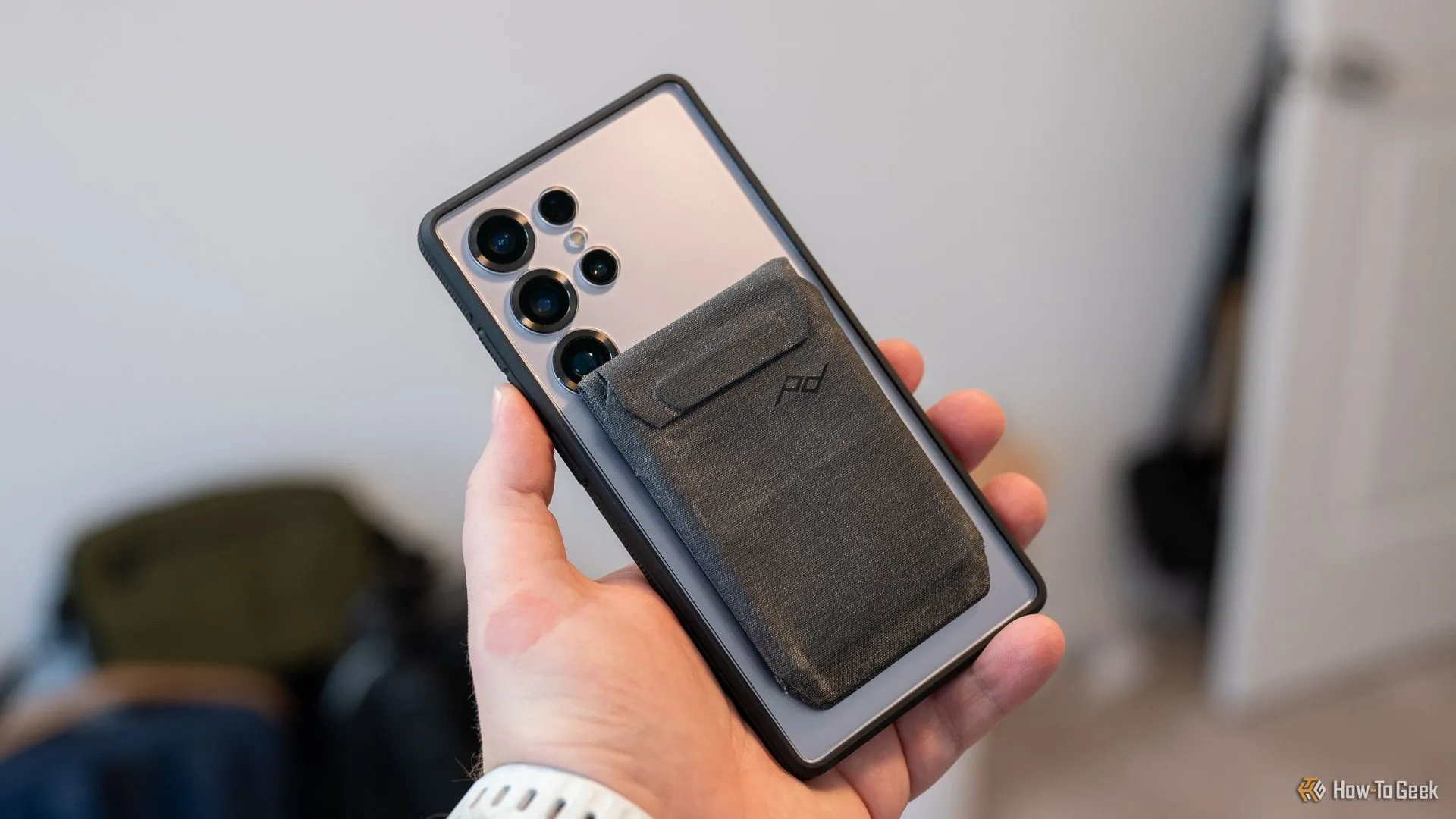 Ví Peak Design Mobile Wallet gắn vào ốp dbrand Ghost 2.0 trên Samsung Galaxy S25 Ultra