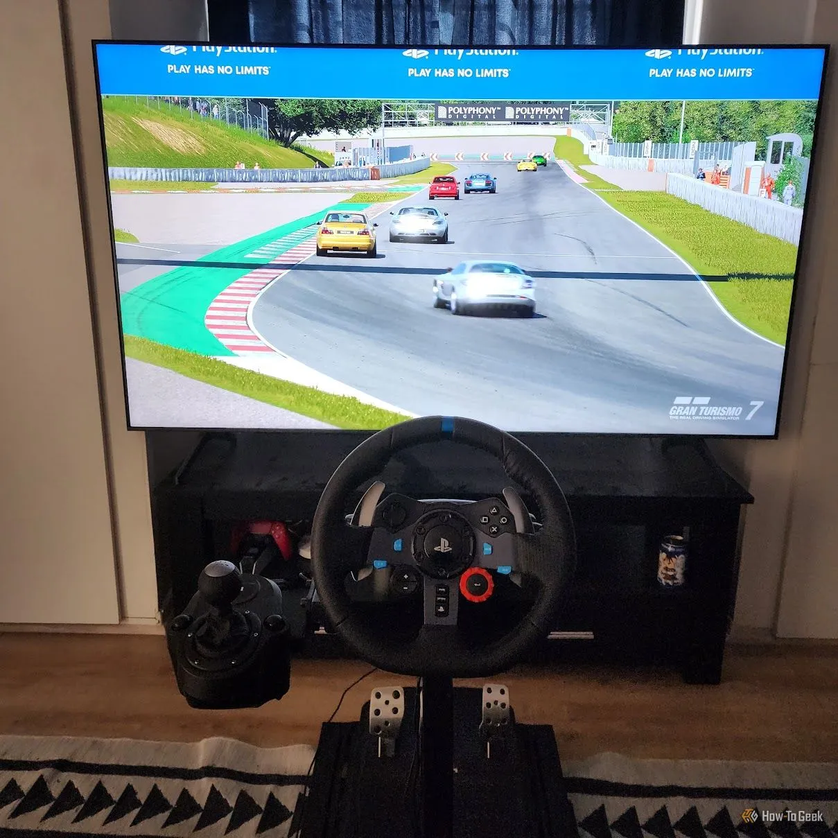 Vô lăng chơi game Logitech G29 kết nối với PS5, nâng cao trải nghiệm đua xe.
