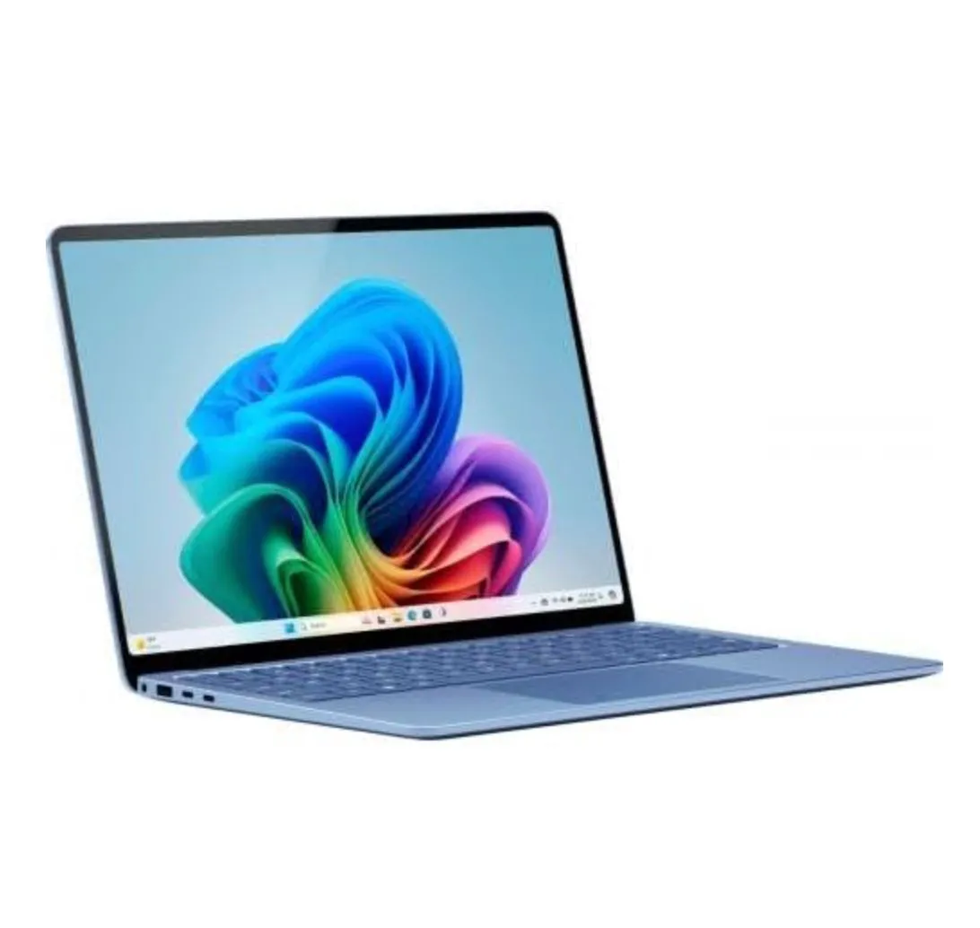Ảnh chụp màn hình giao diện desktop Windows 11, thể hiện sự đơn giản và tinh tế của hệ điều hành, làm nền cho thông tin về Surface Laptop.