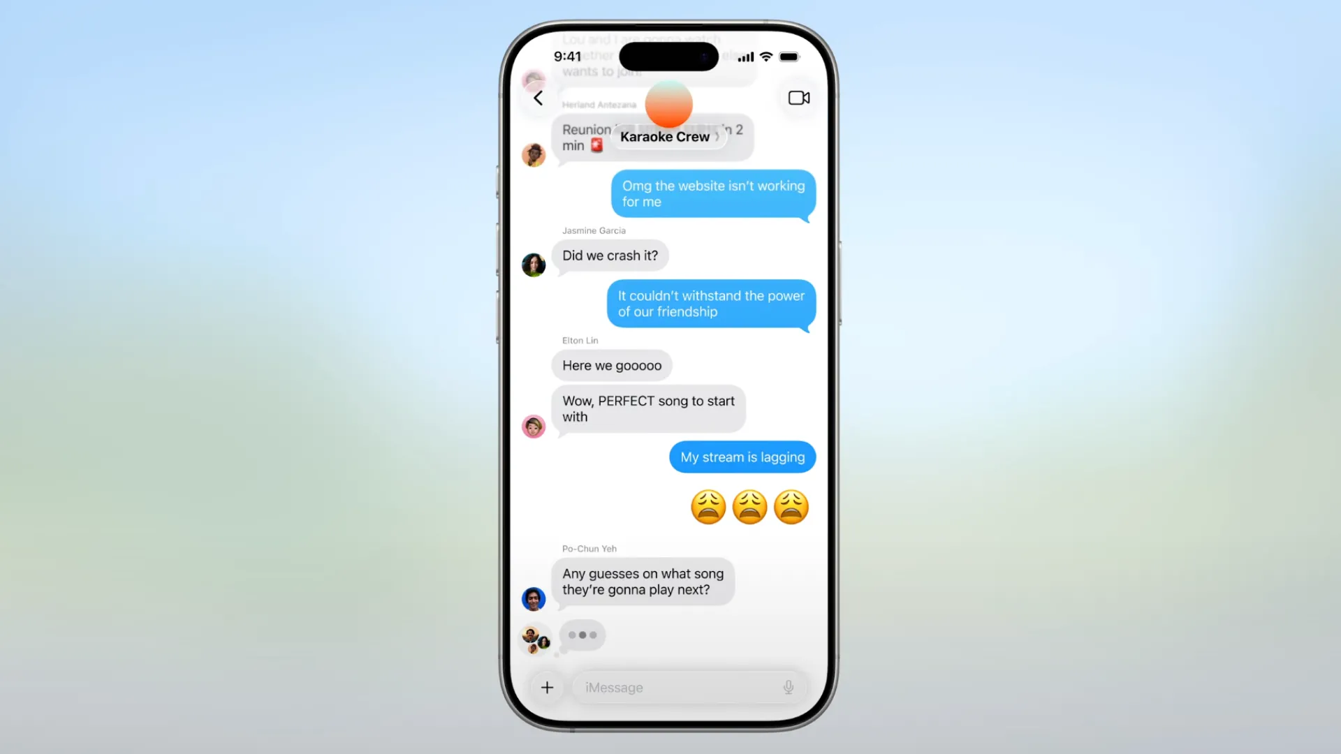 Ảnh chụp màn hình một nhóm chat Tin nhắn Apple với chỉ báo đang nhập ba chấm ở cuối.
