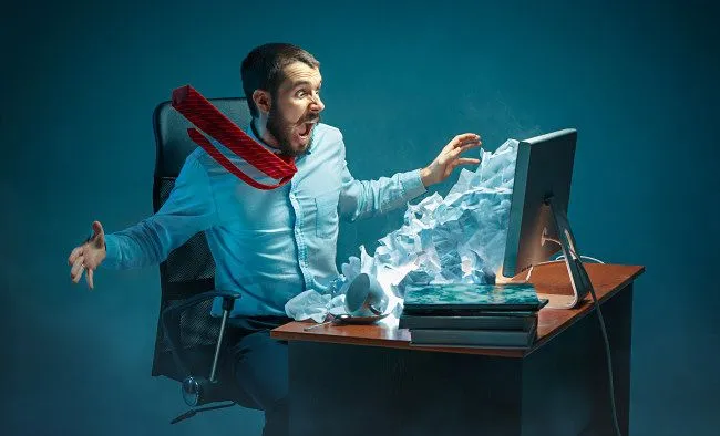Ảnh minh họa một người đàn ông phản ứng với thư rác tràn ngập màn hình máy tính của mình.