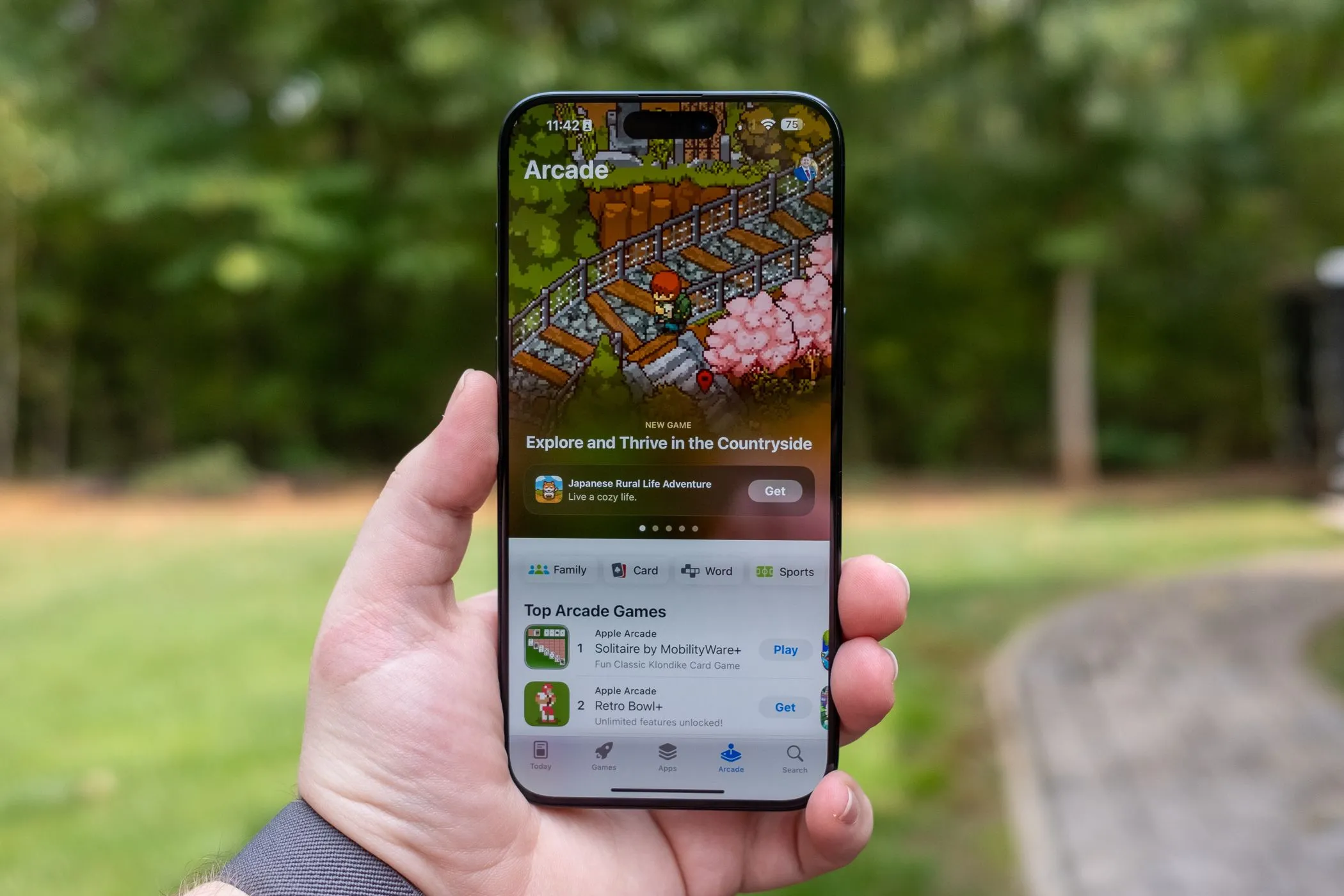 Apple Arcade đang chạy trên iPhone 15 Pro Max, minh họa cho chất lượng game di động cao cấp.