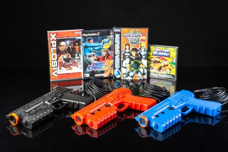 Ba biến thể màu sắc của Sinden Lightgun cùng 4 tựa game bắn súng cổ điển như The House of the Dead và Time Crisis II, minh họa sự hồi sinh của súng ánh sáng cho TV hiện đại.