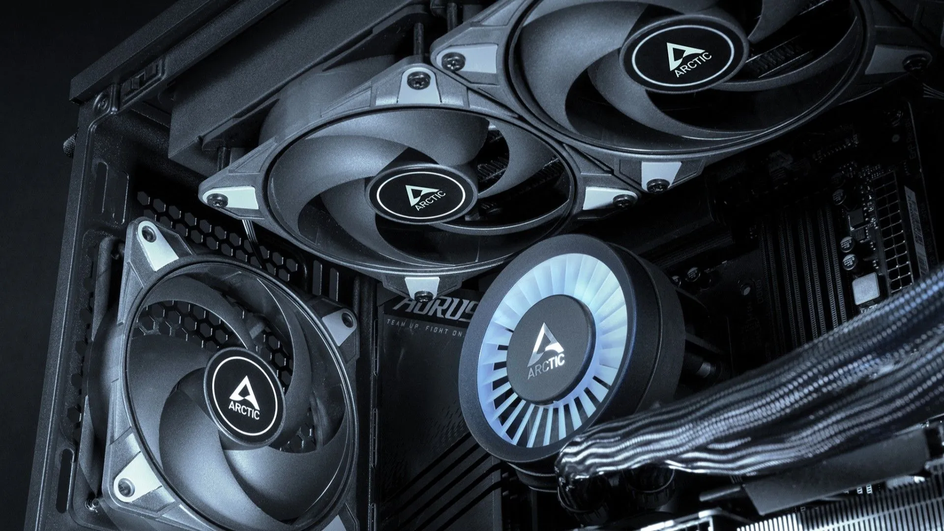 Ba quạt ARCTIC P12 Max được gắn bên trong vỏ PC.
