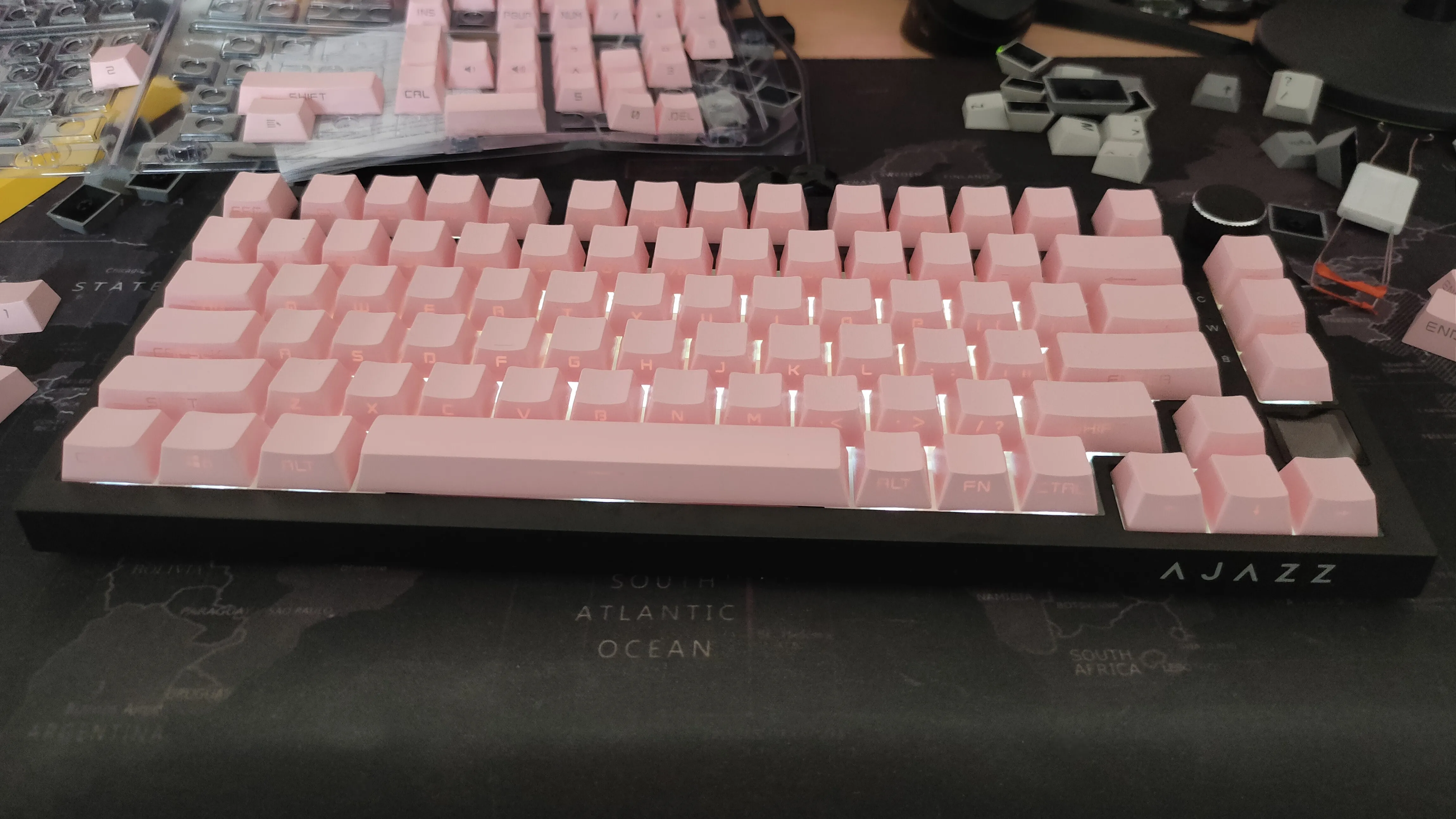 Bàn phím cơ Ajazz AK820 gắn gasket với bộ keycap màu hồng in chữ ở cạnh bên