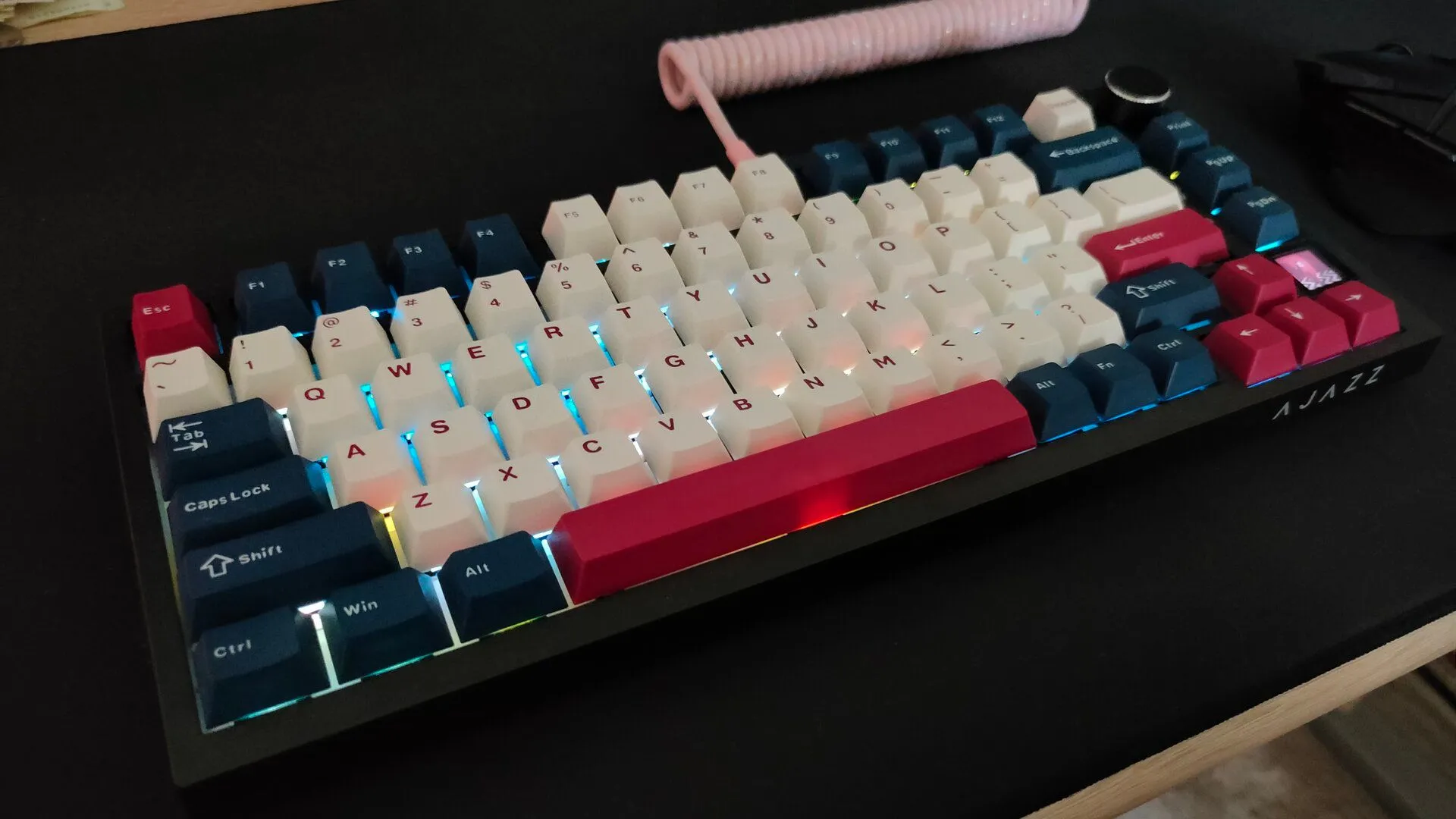 Bàn phím cơ Ajazz AK820 Pro với cáp cuộn màu hồng và bộ keycap phối màu trên tấm lót chuột SteelSeries