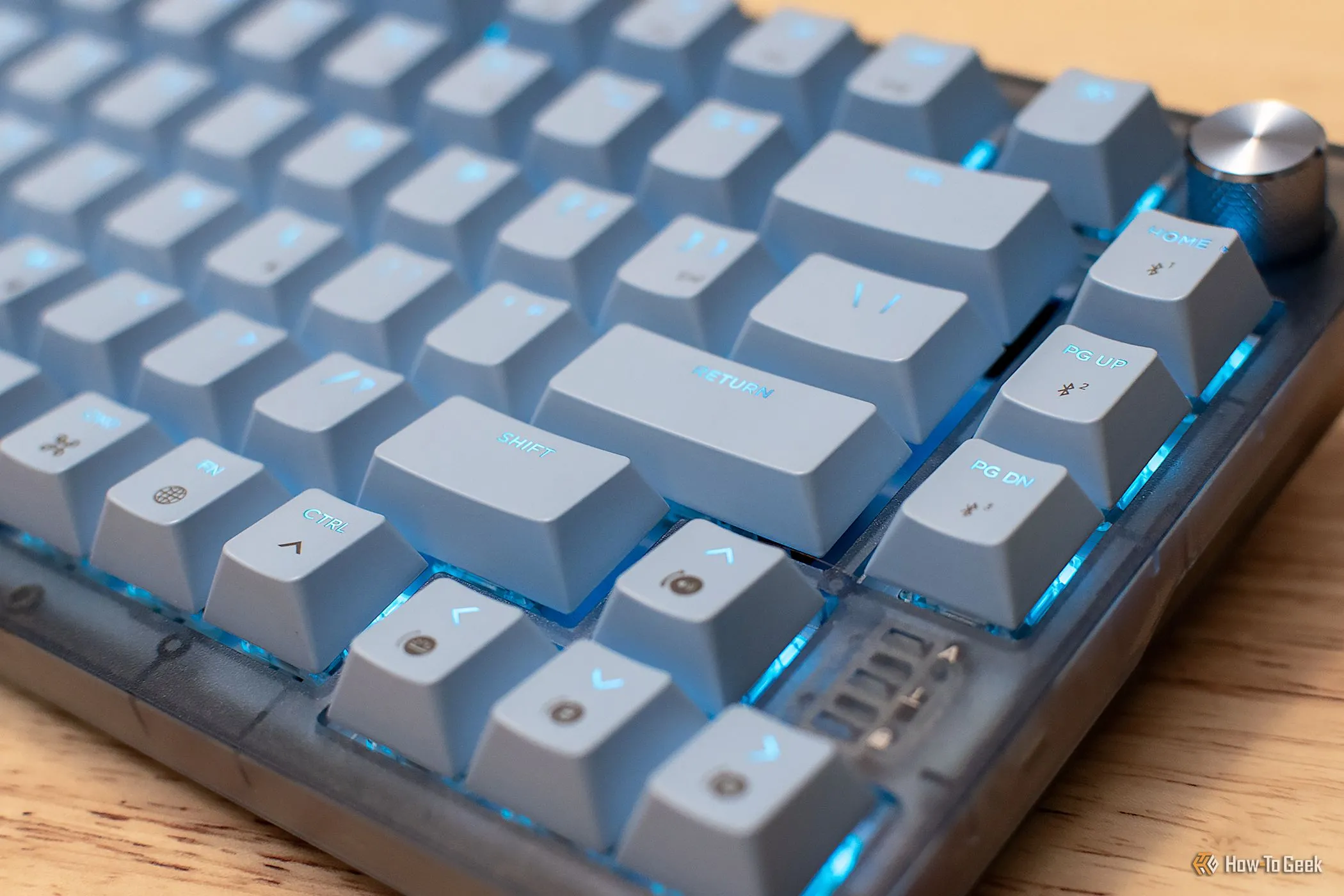 Bàn phím cơ Corsair K65 Apple Edition với đèn nền RGB xanh dương