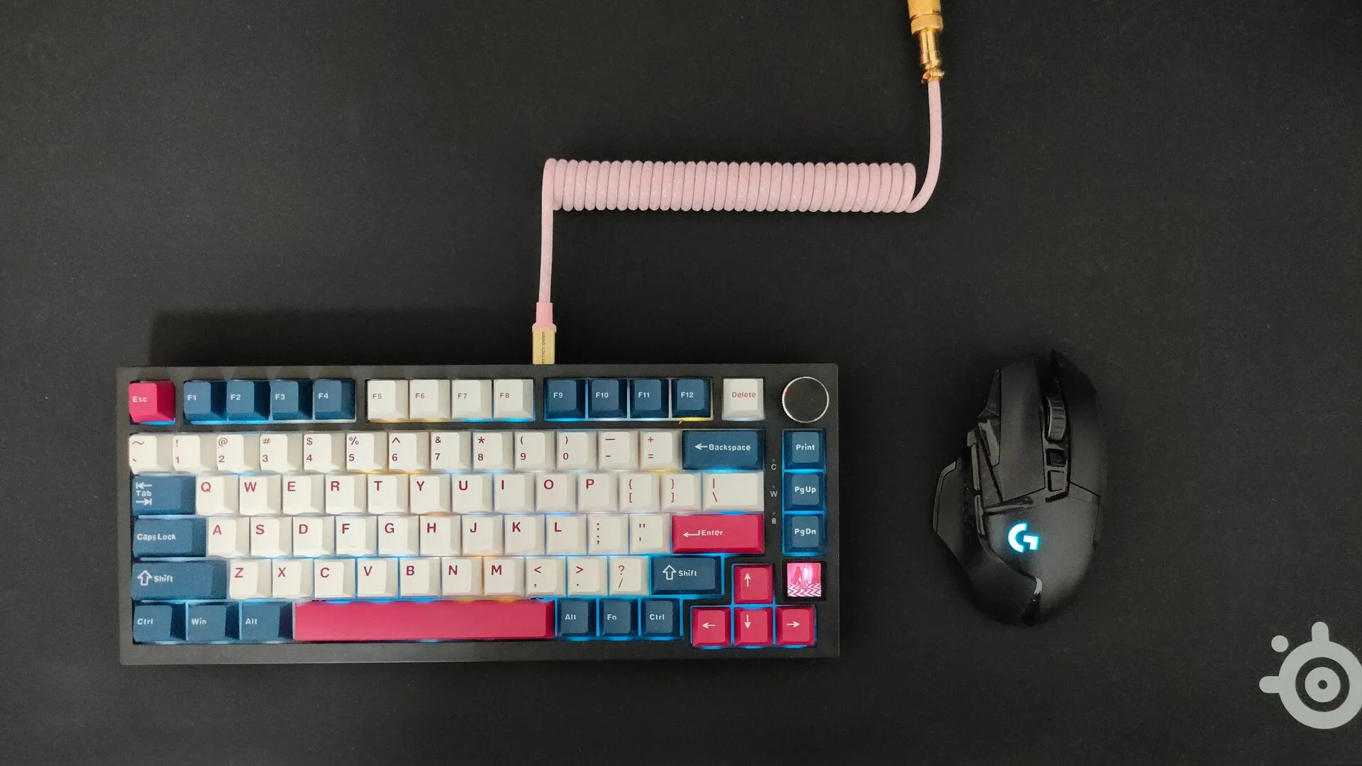 Bàn phím cơ custom đã hoàn thiện với cáp cuộn hồng, cùng chuột Logitech G502 trên lót chuột SteelSeries QcK