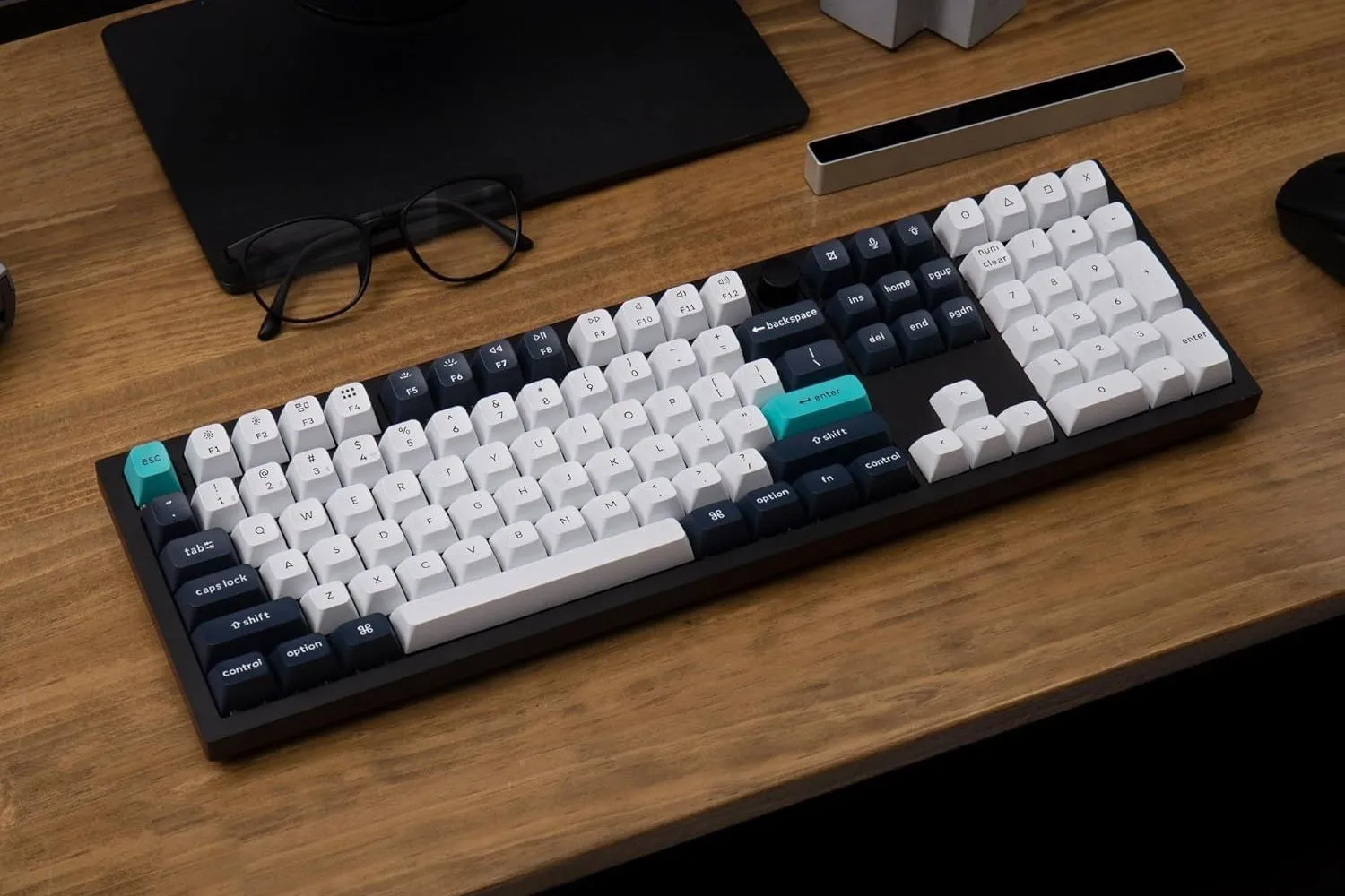 Bàn phím cơ Keychron Q6 Max trên bàn làm việc, gợi ý cho trải nghiệm gõ phím thoải mái