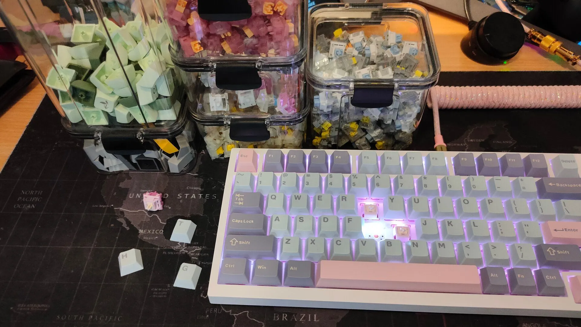 Bàn phím cơ tùy chỉnh đã lắp ráp hoàn chỉnh cùng các hộp switch và keycap dự phòng