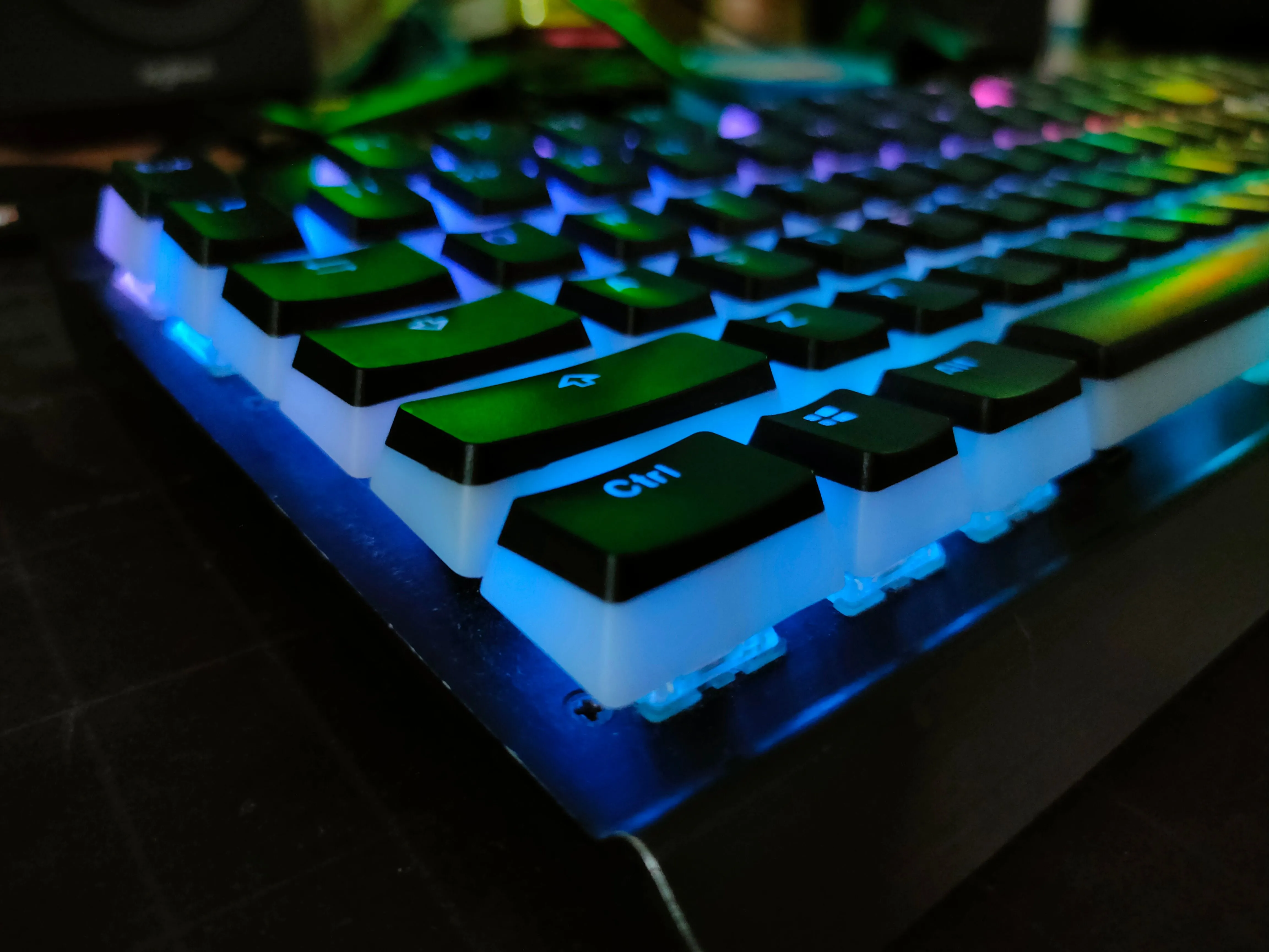 Bàn phím Corsair K70 trong bóng tối với keycap pudding và đèn RGB