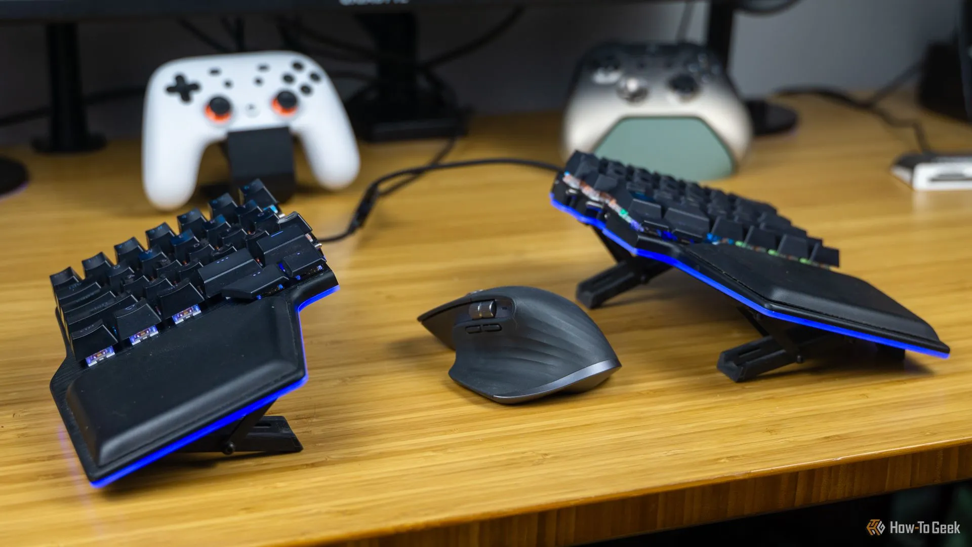 Bàn phím Dygma Raise dạng tách đôi trên bàn tre cùng chuột Logitech MX Master 3.