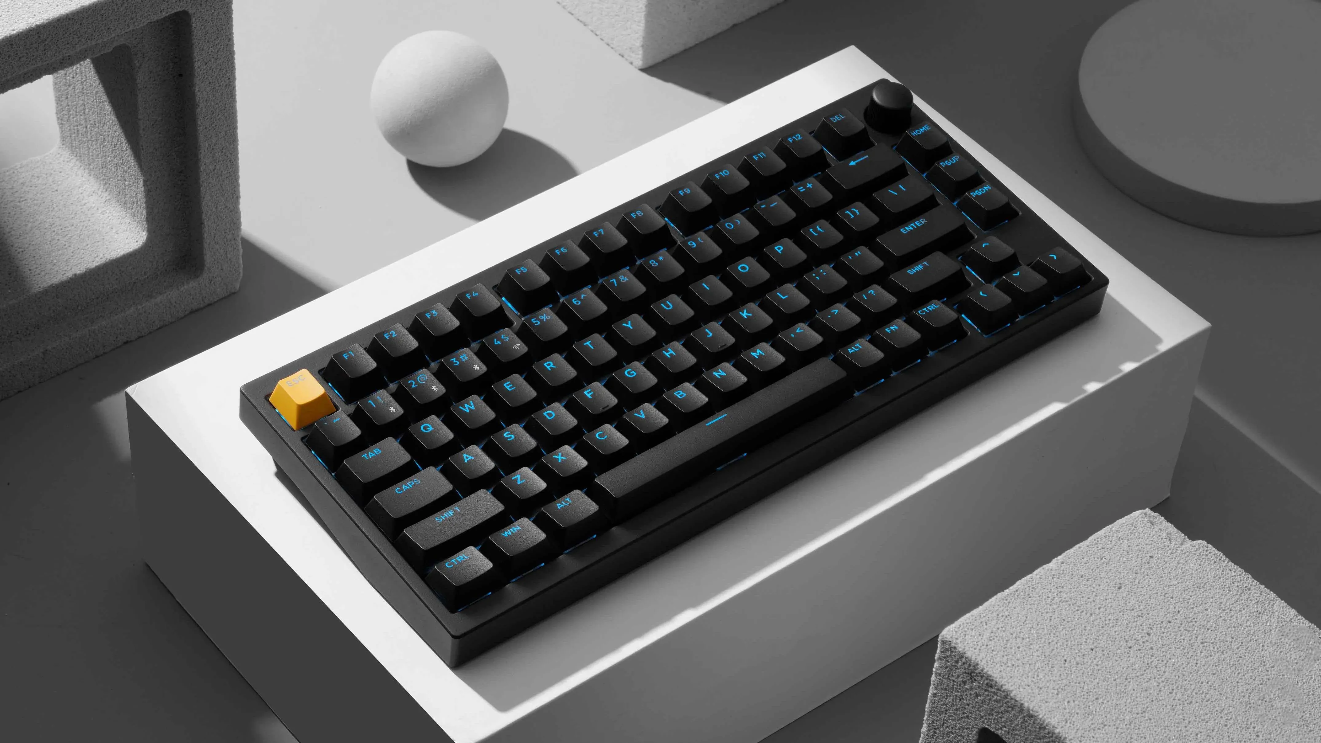 Bàn phím gaming Keychron Lemokey P1 HE màu đen, khoe trọn vẻ đẹp của switch từ tính, keycap xuyên đèn và thiết kế cao cấp.