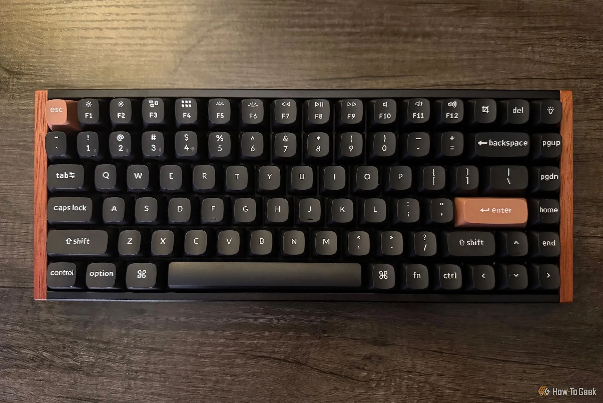 Bàn phím Keychron K2 HE phiên bản đặc biệt màu đen đặt trên bàn làm việc, nổi bật với layout nhỏ gọn và switch từ tính Hall Effect.