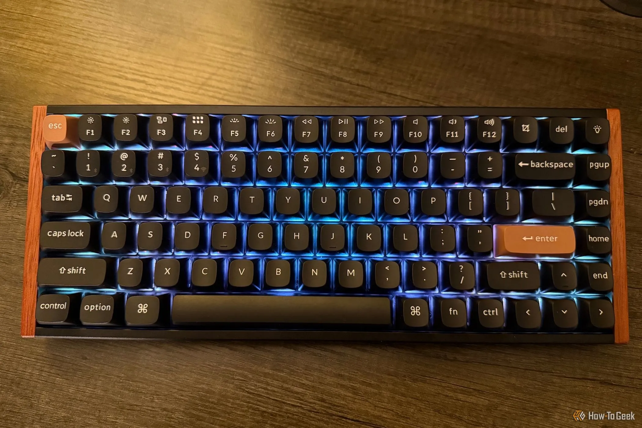 Bàn phím Keychron K2 HE Special Edition màu đen với đèn nền RGB màu xanh nổi bật