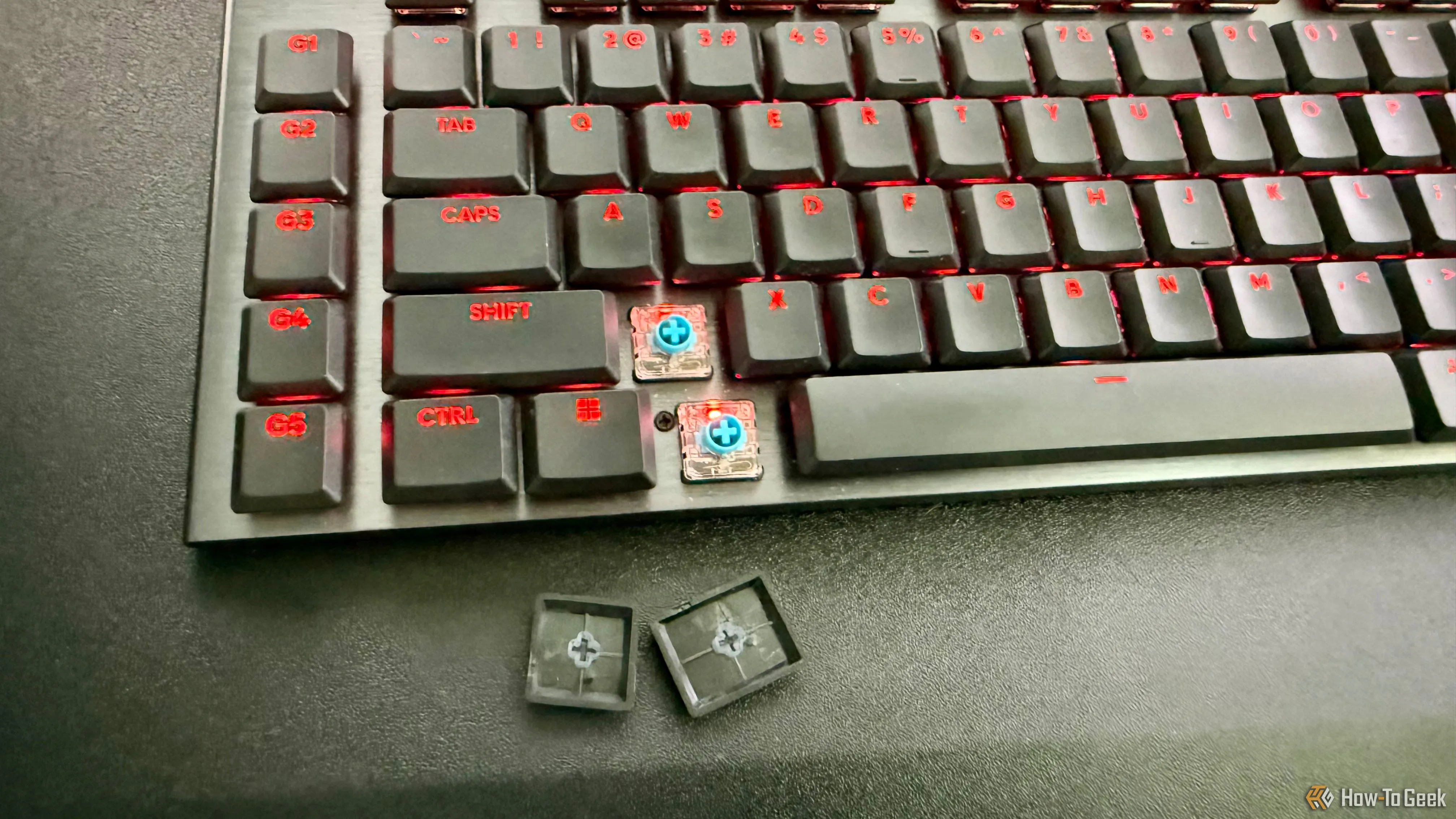 Bàn phím Logitech G915 X Lightspeed với hai keycap được tháo ra, hé lộ switch cơ học low-profile