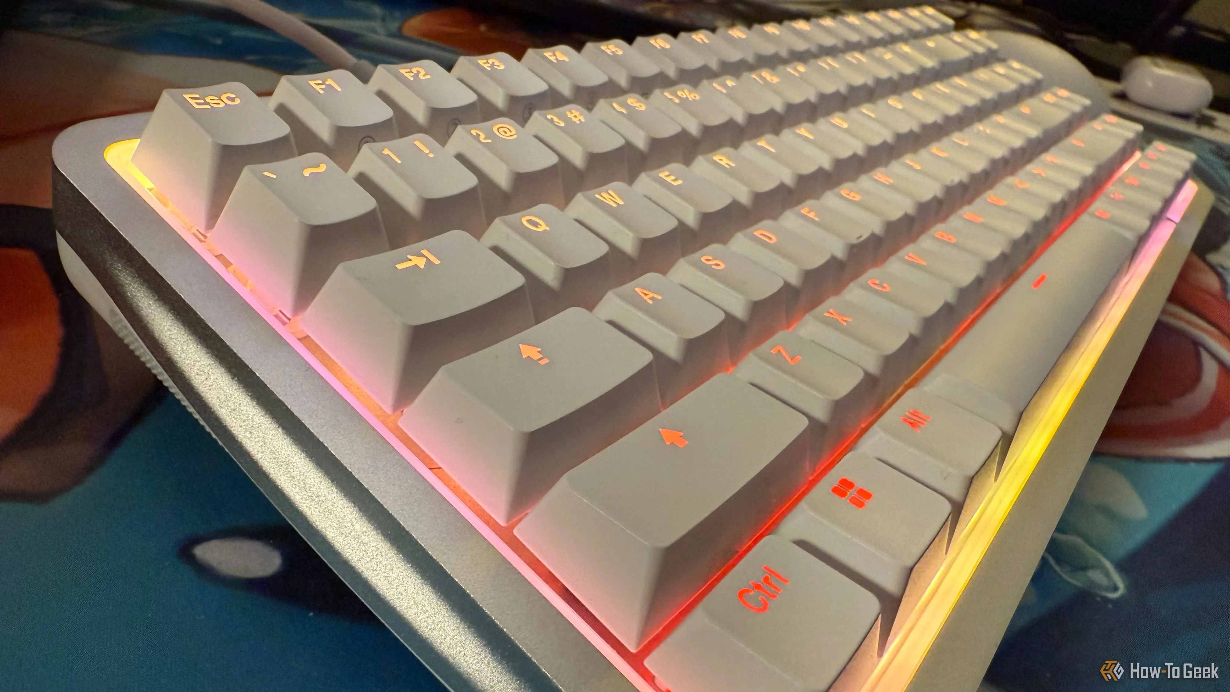 Bàn phím NZXT Function Elite MiniTKL với đèn RGB sáng rực nhìn từ góc nghiêng