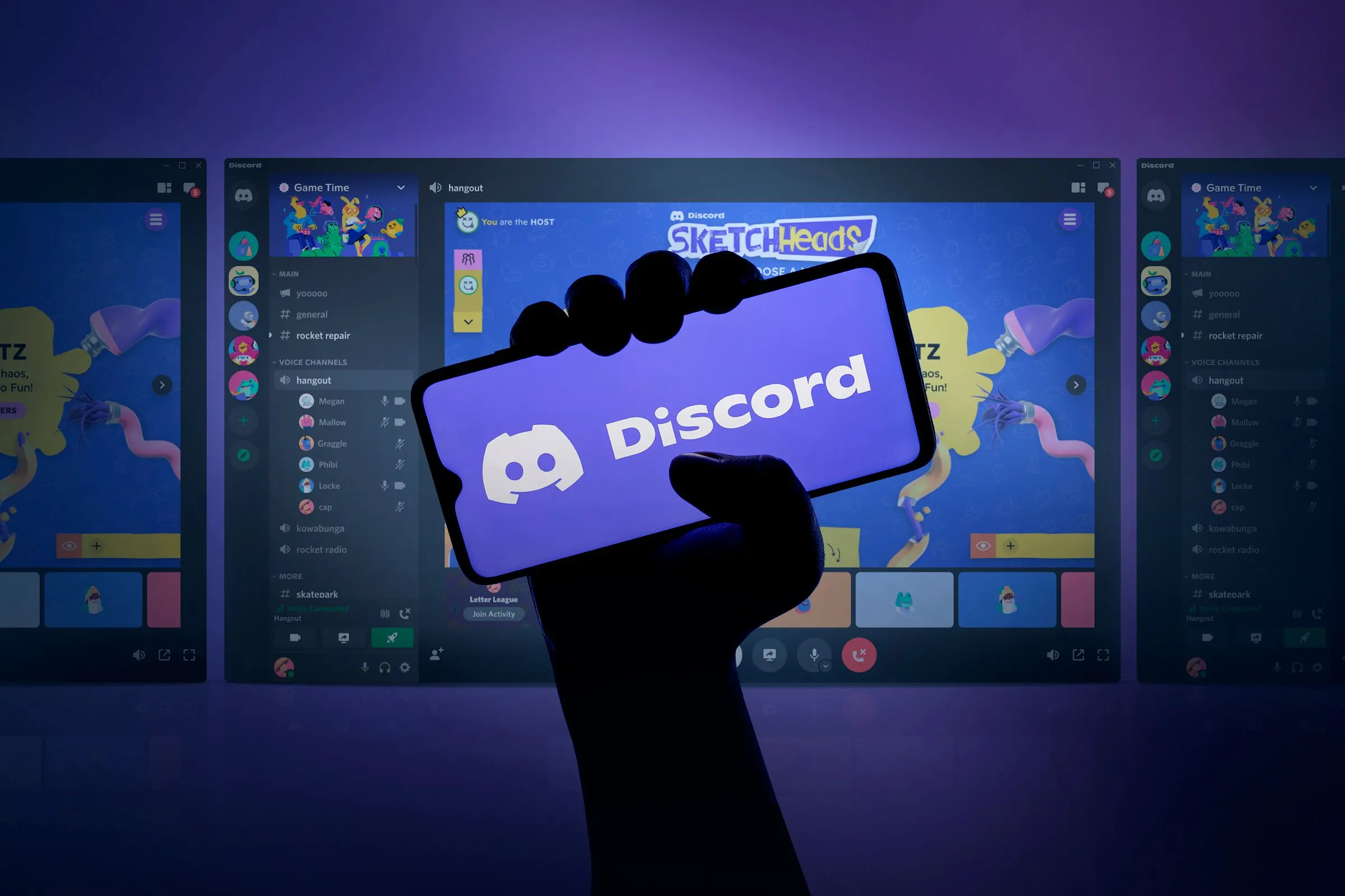 Bàn tay đang cầm điện thoại thông minh hiển thị logo Discord, phía sau là màn hình máy tính với trò chơi Discord, tượng trưng cho khả năng giao tiếp của ứng dụng.