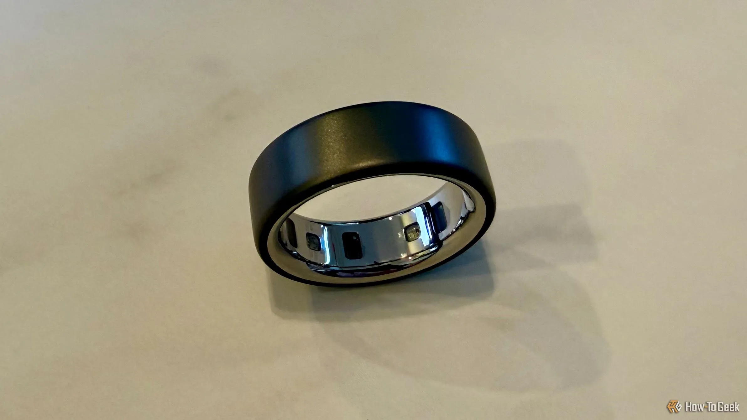 Bên trong Oura Ring 4 lộ rõ các cảm biến tiên tiến giúp thu thập dữ liệu sức khỏe chính xác.