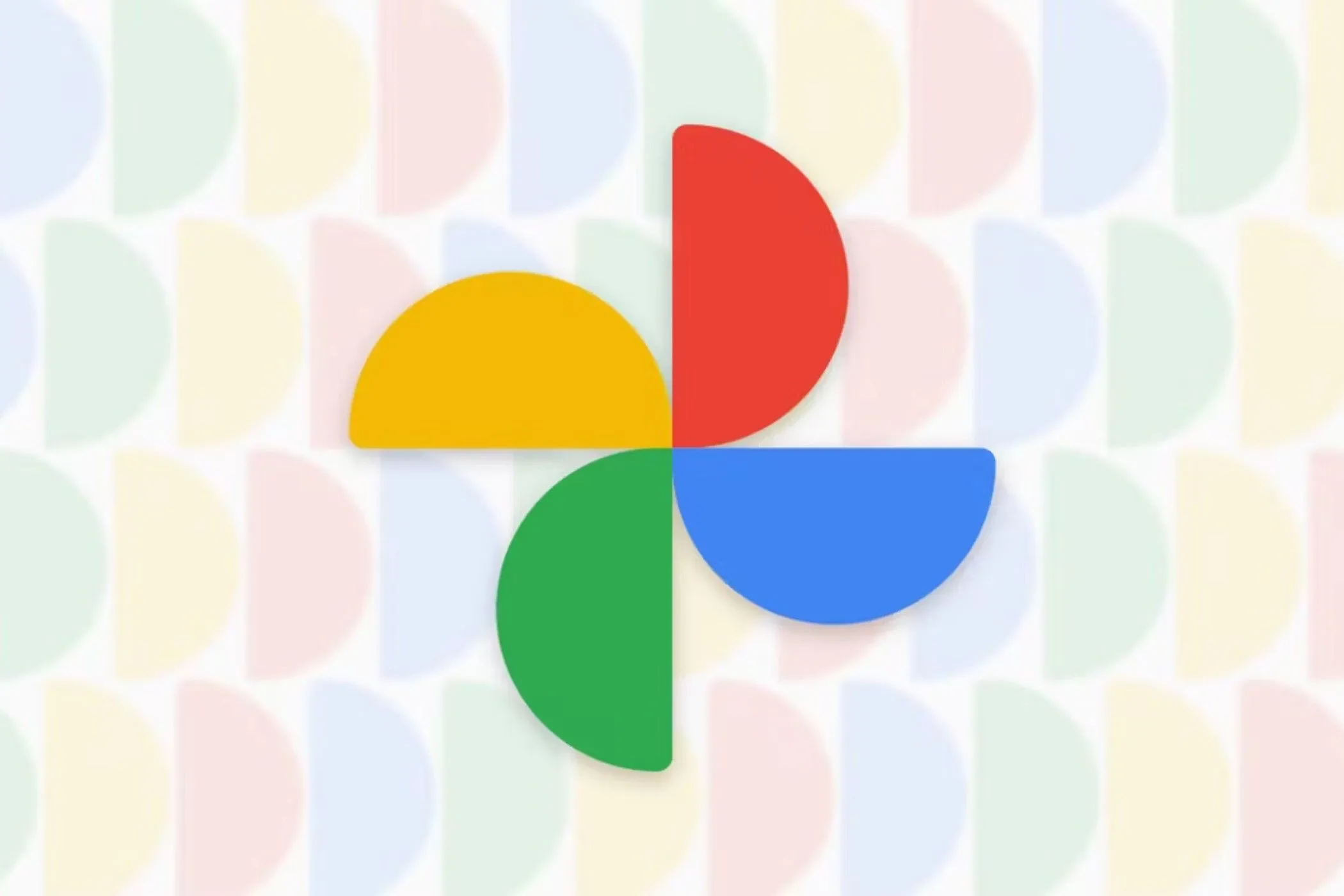 Biểu tượng Google Photos trên nền các hình bán nguyệt nhiều màu sắc
