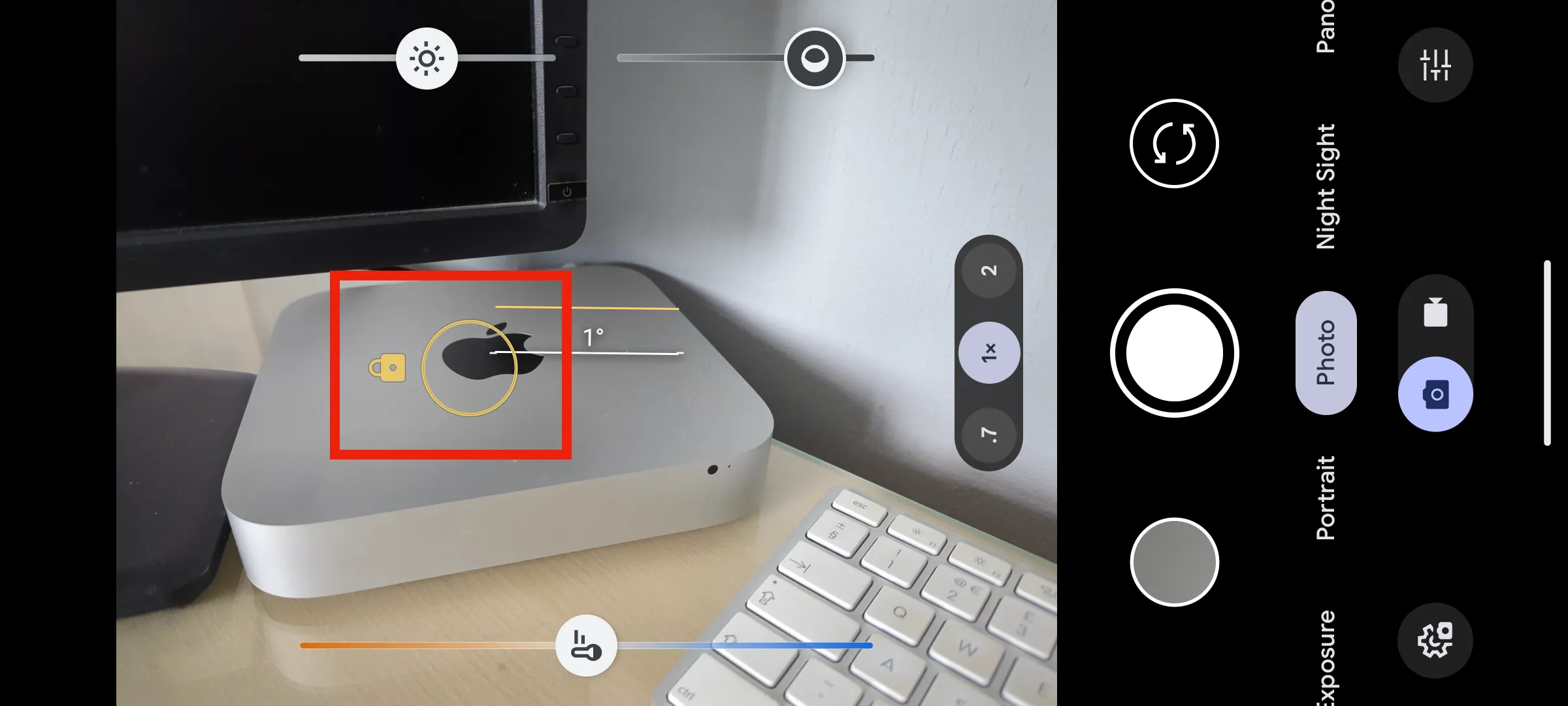 Biểu tượng khóa lấy nét màu vàng trên Pixel Camera, giữ tiêu điểm vào chủ thể