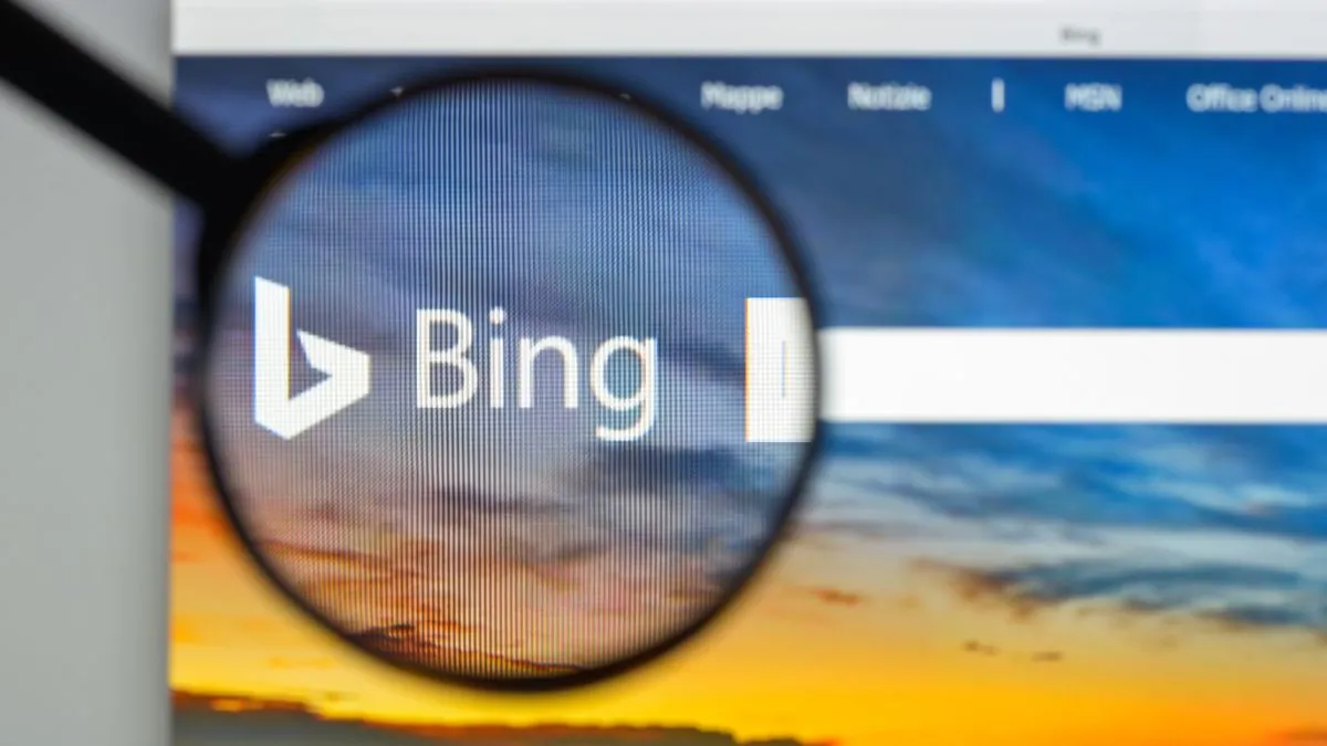 Biểu tượng kính lúp trên chữ Bing, tượng trưng cho công cụ tìm kiếm Bing.