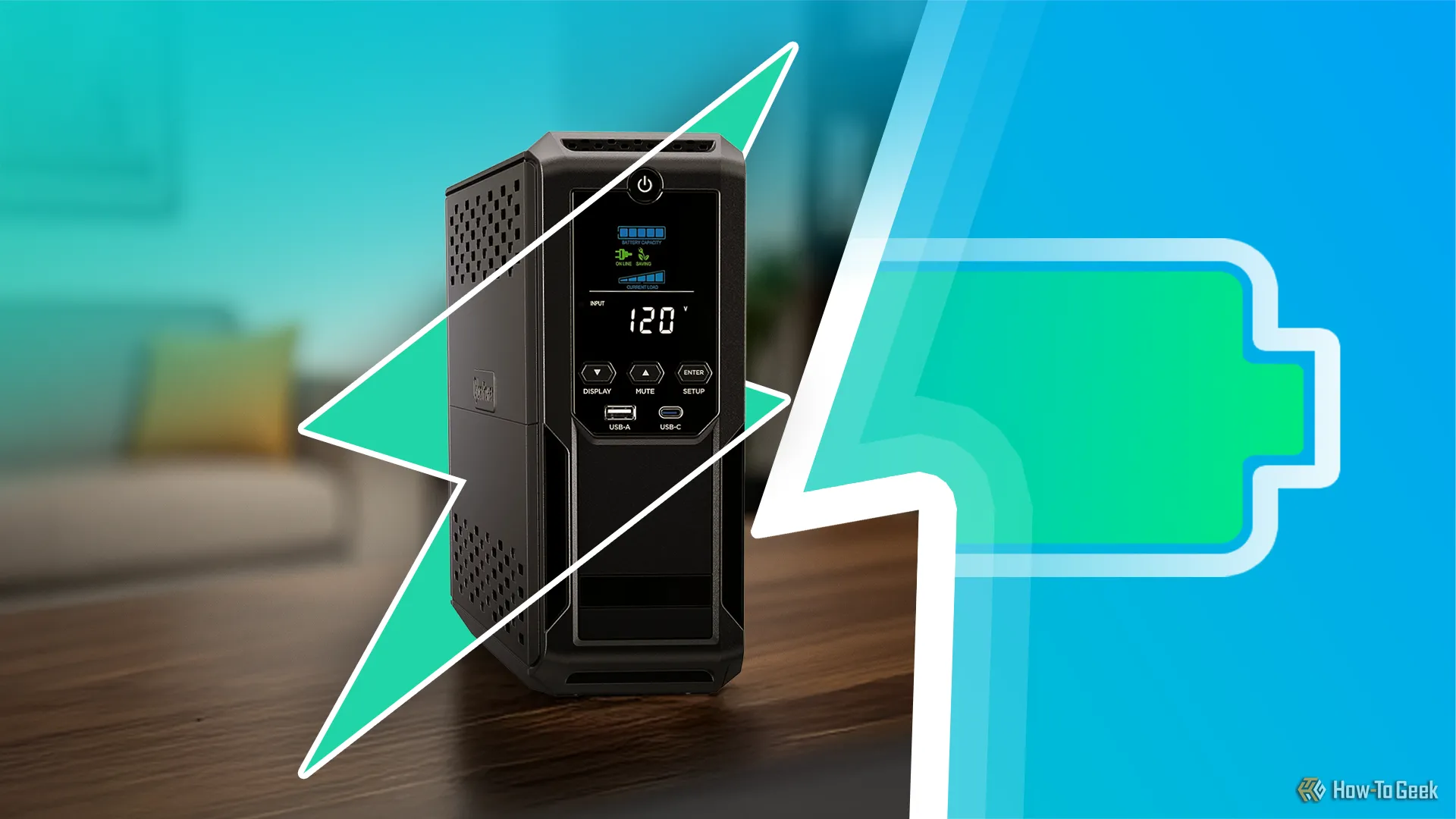 Bộ lưu điện (UPS) trên bàn làm việc với biểu tượng sét và pin xanh, bảo vệ PC khỏi sự cố điện