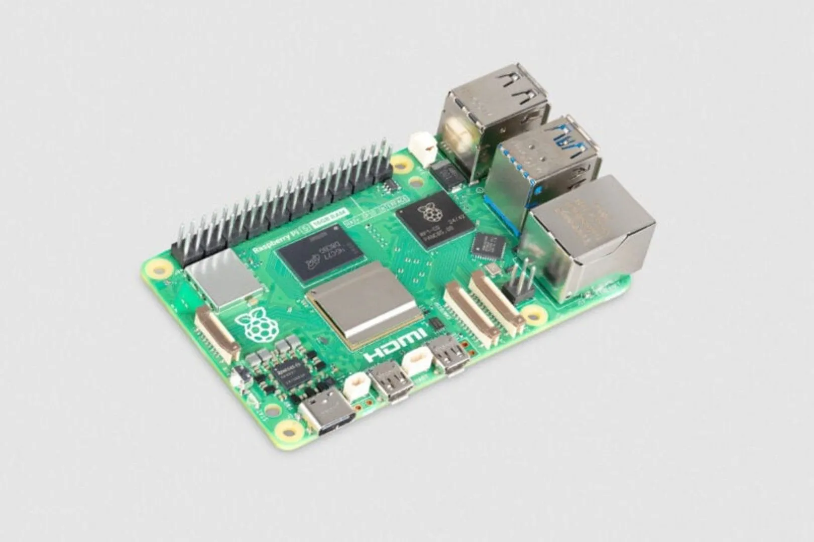 Bo mạch Raspberry Pi 5 B 16GB trên nền xám, một nền tảng phổ biến cho Home Assistant