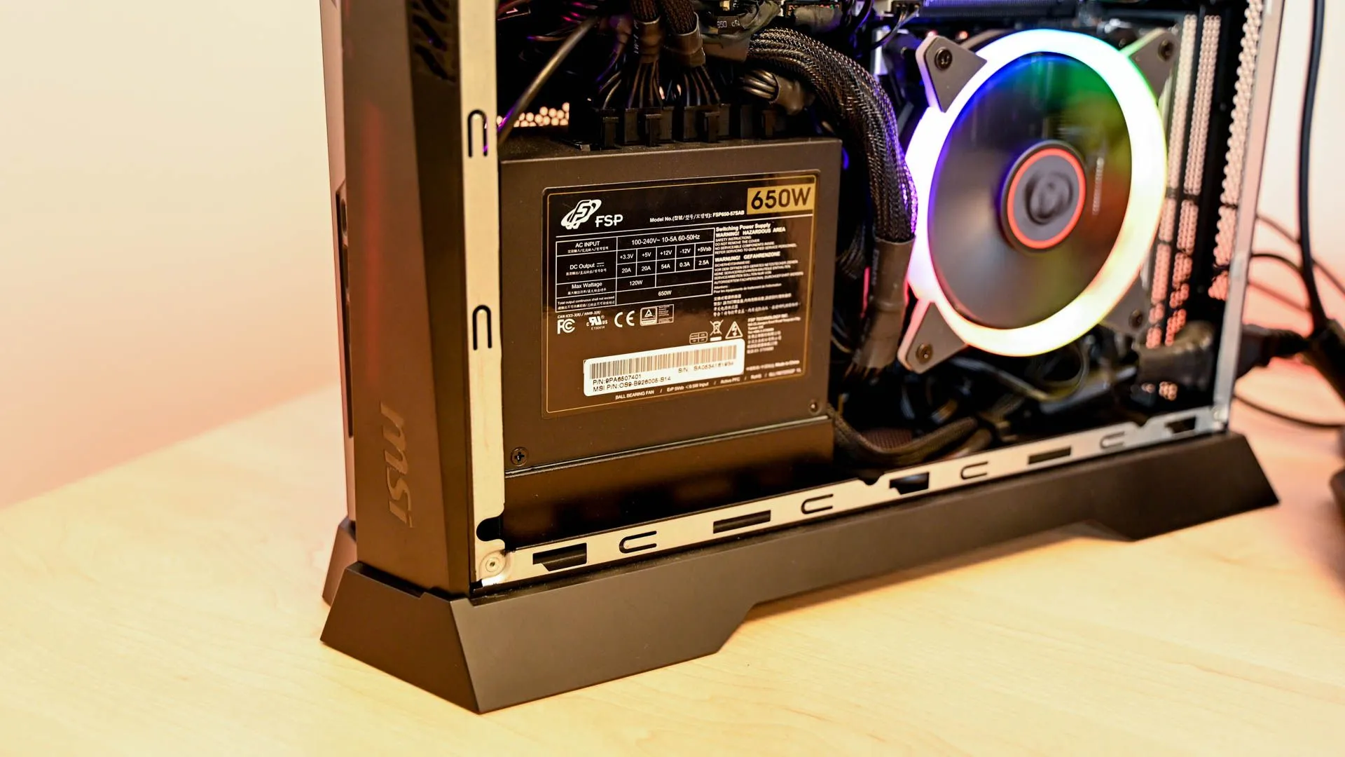Bộ nguồn (PSU) 650W được lắp đặt trong hệ thống PC MSI Trident
